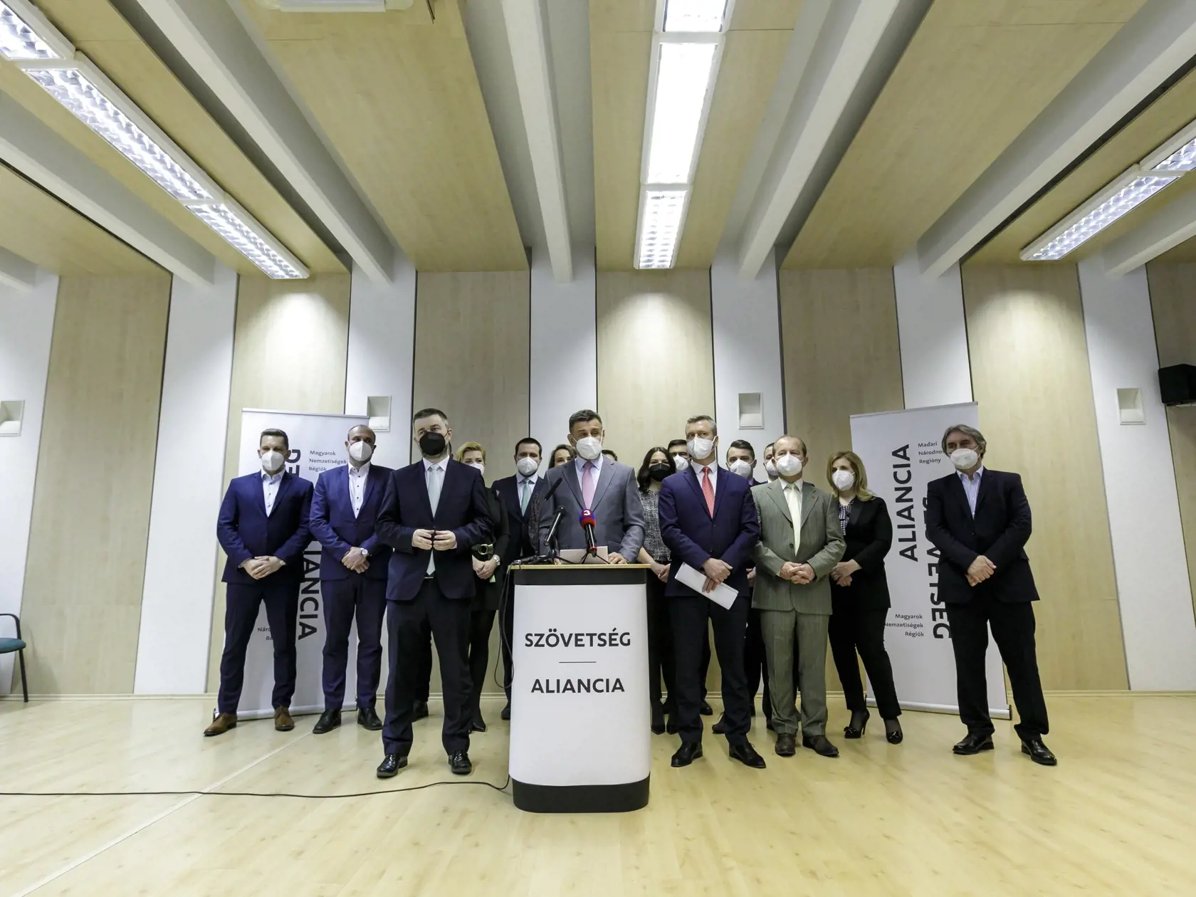 Na snímke sprava v popredí predseda strany SMK Krisztián Forró, predseda strany Most-Híd László Sólymos a predseda Spolupatričnosti Szabolcs Mózes počas tlačovej konferencie k vzniku nového politického subjektu Aliancia - Szövetség, ktorý vznikne zjednotením strán a hnutí SMK-MKP, Most-Híd a Összefogás-Spolupatričnosť v Bratislave 23. marca 2021. FOTO TASR - Dano Veselský