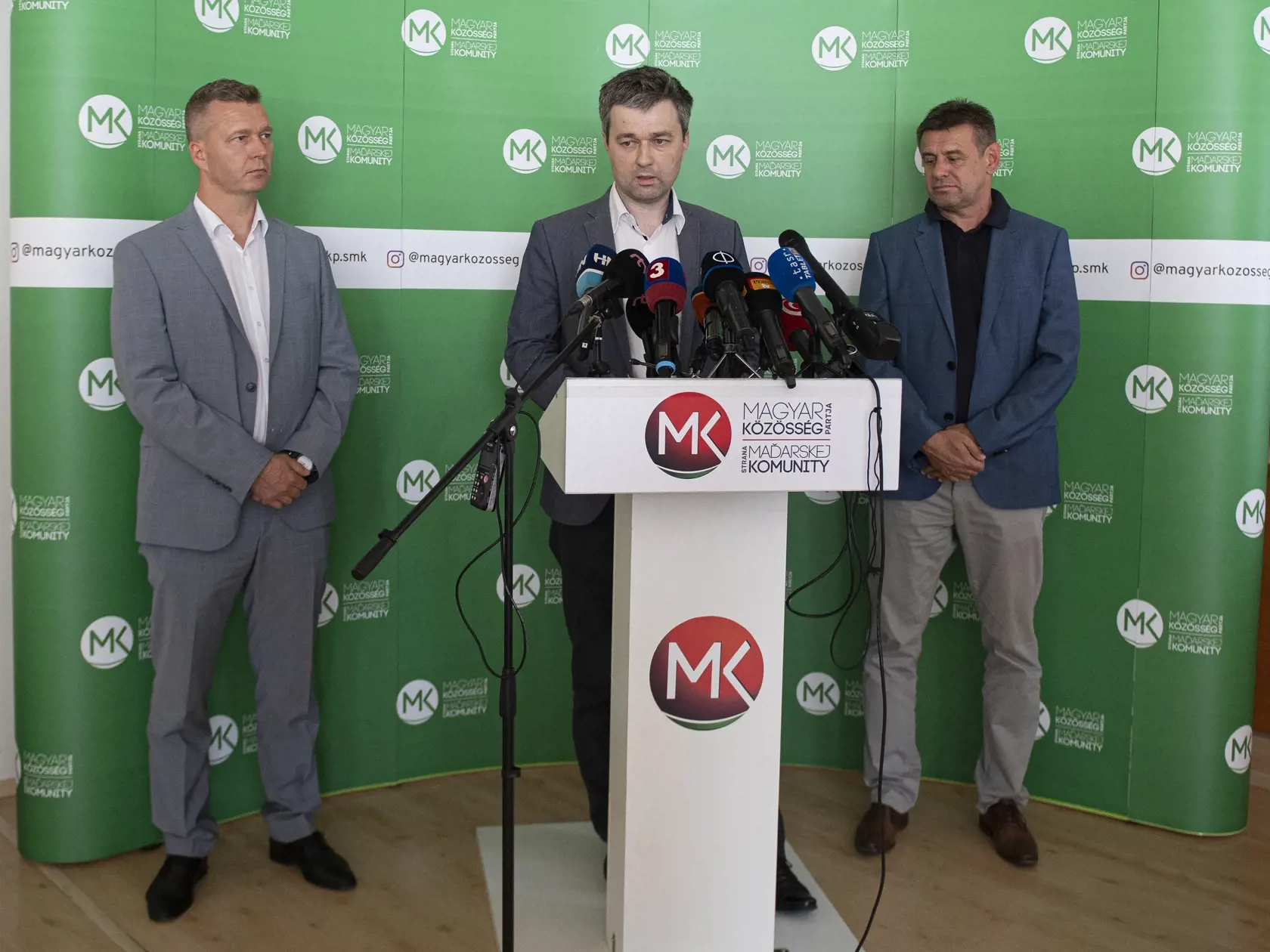 Na snímke predsedovia strán sprava László Sólymos (Most-Híd), Mózes Szabolcs (Spolupatričnosť) a Krisztián Forró (Strana maďarskej komunity) počas brífingu po spoločnom rokovaní 7. augusta 2020 v Bratislave. Maďarské politické strany sa dohodli na spolupráci. Spoločne vytvoria jednu spoločnú maďarskú politickú stranu. Po spoločnom rokovaní predstaviteľov Strany maďarskej komunity (SMK), strany Most-Híd a Spolupatričnosť o tom v piatok informoval predseda SMK Krisztián Forró.  FOTO TASR - Pavel N