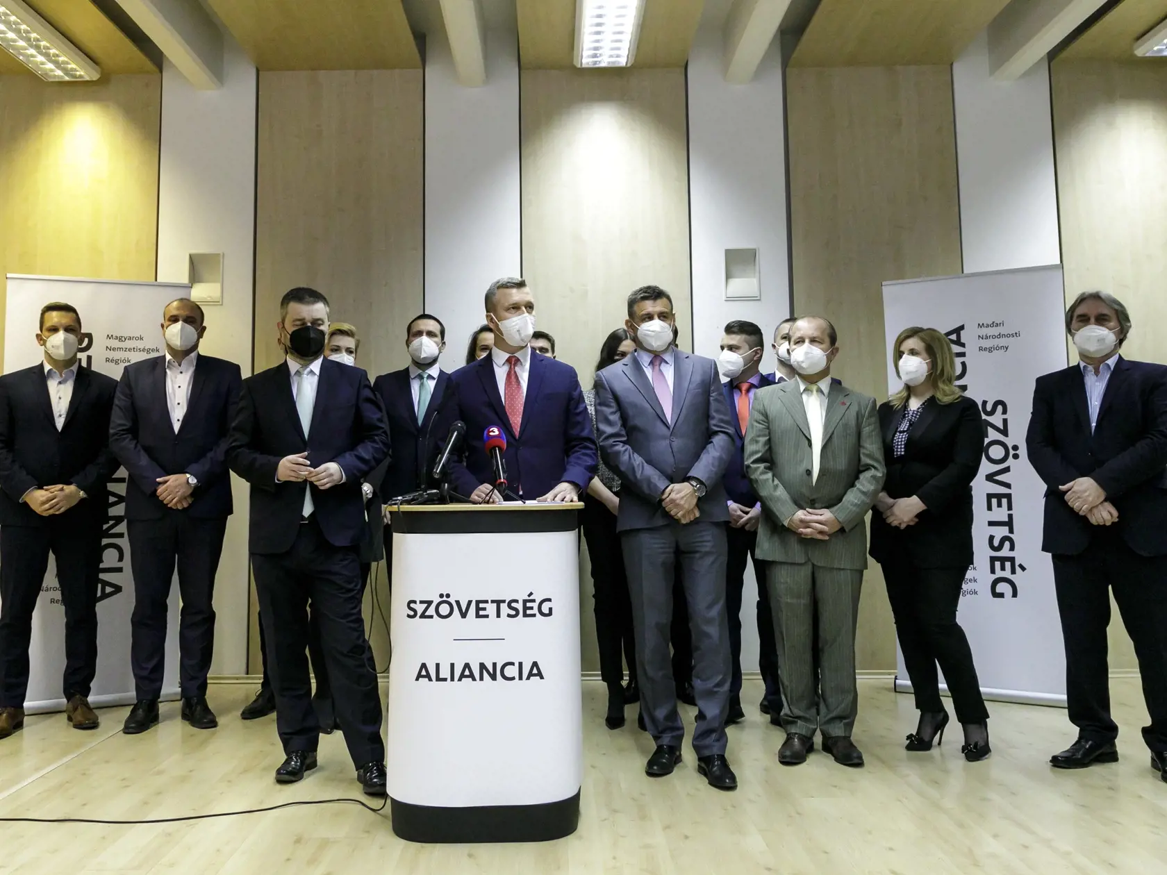 Na snímke sprava v popredí predseda strany SMK Krisztián Forró, predseda strany Most-Híd László Sólymos a predseda Spolupatričnosti Szabolcs Mózes počas tlačovej konferencie k vzniku nového politického subjektu Aliancia - Szövetség, ktorý vznikne zjednotením strán a hnutí SMK-MKP, Most-Híd a Összefogás-Spolupatričnosť v Bratislave 23. marca 2021. FOTO TASR - Dano Veselský