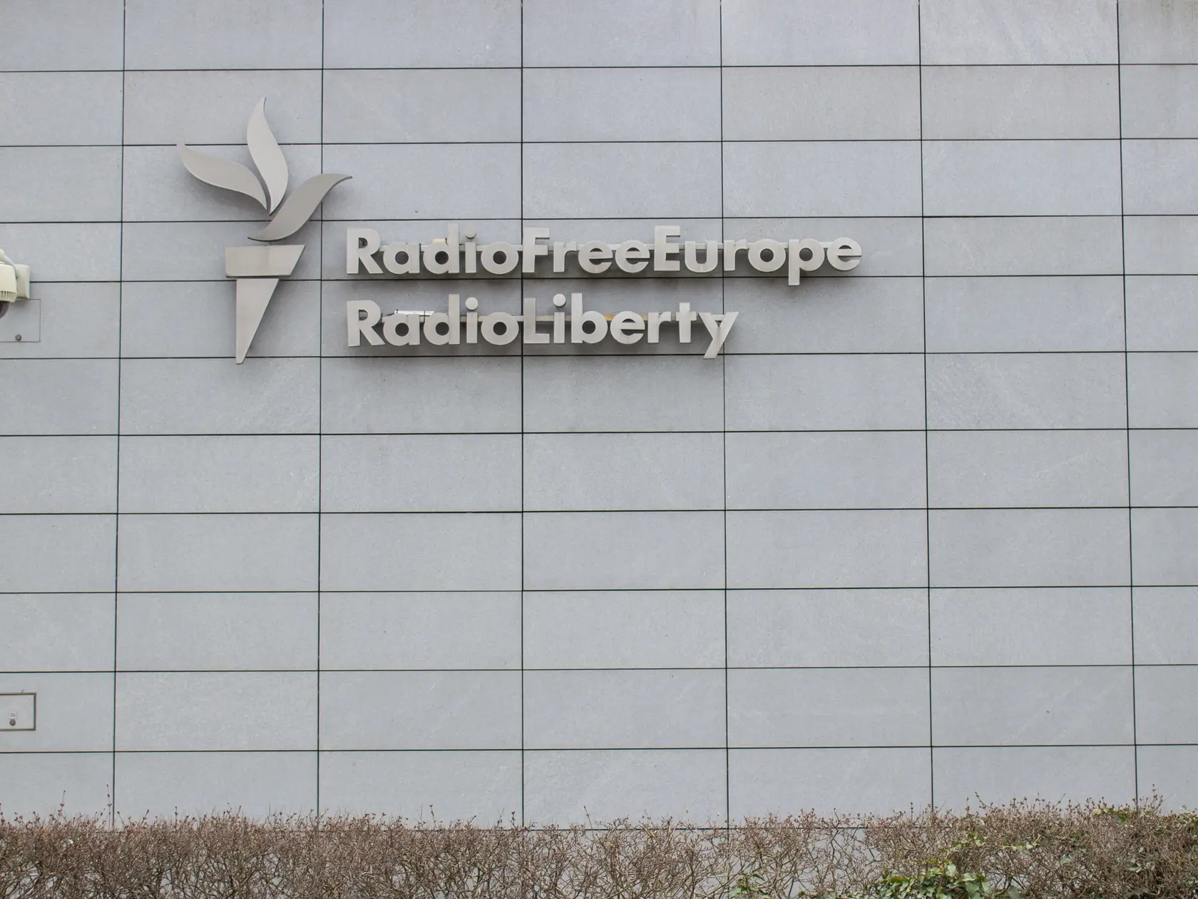 Na snímke Rádio Slobodná Európa - Rádio Sloboda (RFE/RL), ktoré sídli v pražskej štvrti Strašnice. V súčasnosti vysiela v 27 jazykoch do 23 krajín sveta. Dosiaľ bolo financované grantom z rozpočtu Kongresu USA. Praha, 25. marca 2025.