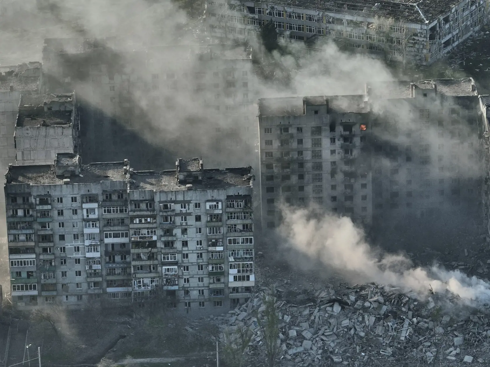 Na leteckej snímke dym stúpa z budov počas bojov v ukrajinskom meste Bachmut v Doneckej oblasti na východe Ukrajiny v stredu 26. apríla 2023. 


Smoke rises from buildings in this aerial view of Bakhmut, in the Donetsk region, Ukraine, Wednesday, April 26, 2023. (AP Photo/Libkos)