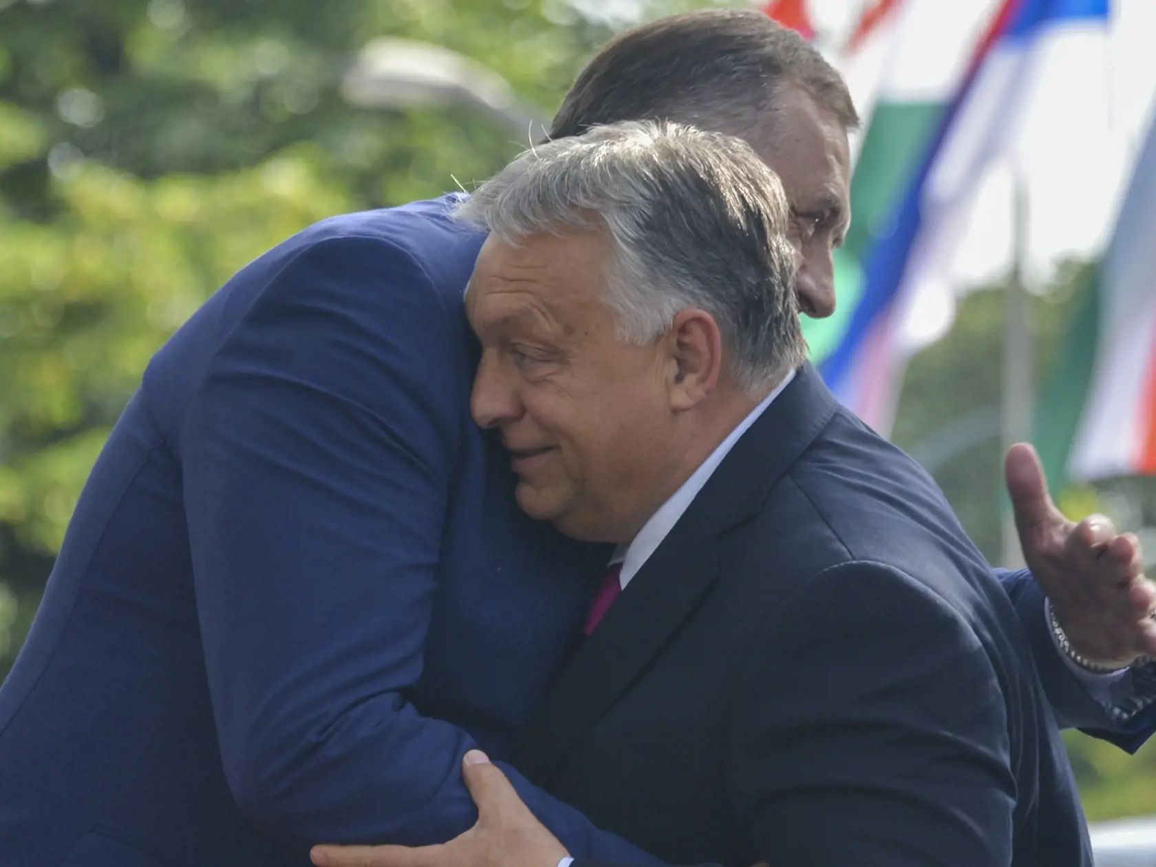 WA 30 Banja Luka - Líder bosnianskych Srbov Milorad Dodik (vľavo) a maďarský premiér Viktor Orbán sa objímajú počas uvítacej ceremónie v bosnianskom meste Banja Luka vo štvrtok 22. júna 2023. Orbán vyhlásil, že EÚ by mala Bosne a ďalším krajinám západného Balkánu ponúknuť rýchlejšie členstvo. FOTO TASR/AP

Bosnian Serb leader Milorad Dodik, left, hugs Hungarian Prime Minister Viktor Orban during a welcome ceremony in the Bosnian town of Banja Luka, 240 kms northwest of Sarajevo, Thursday, June 2