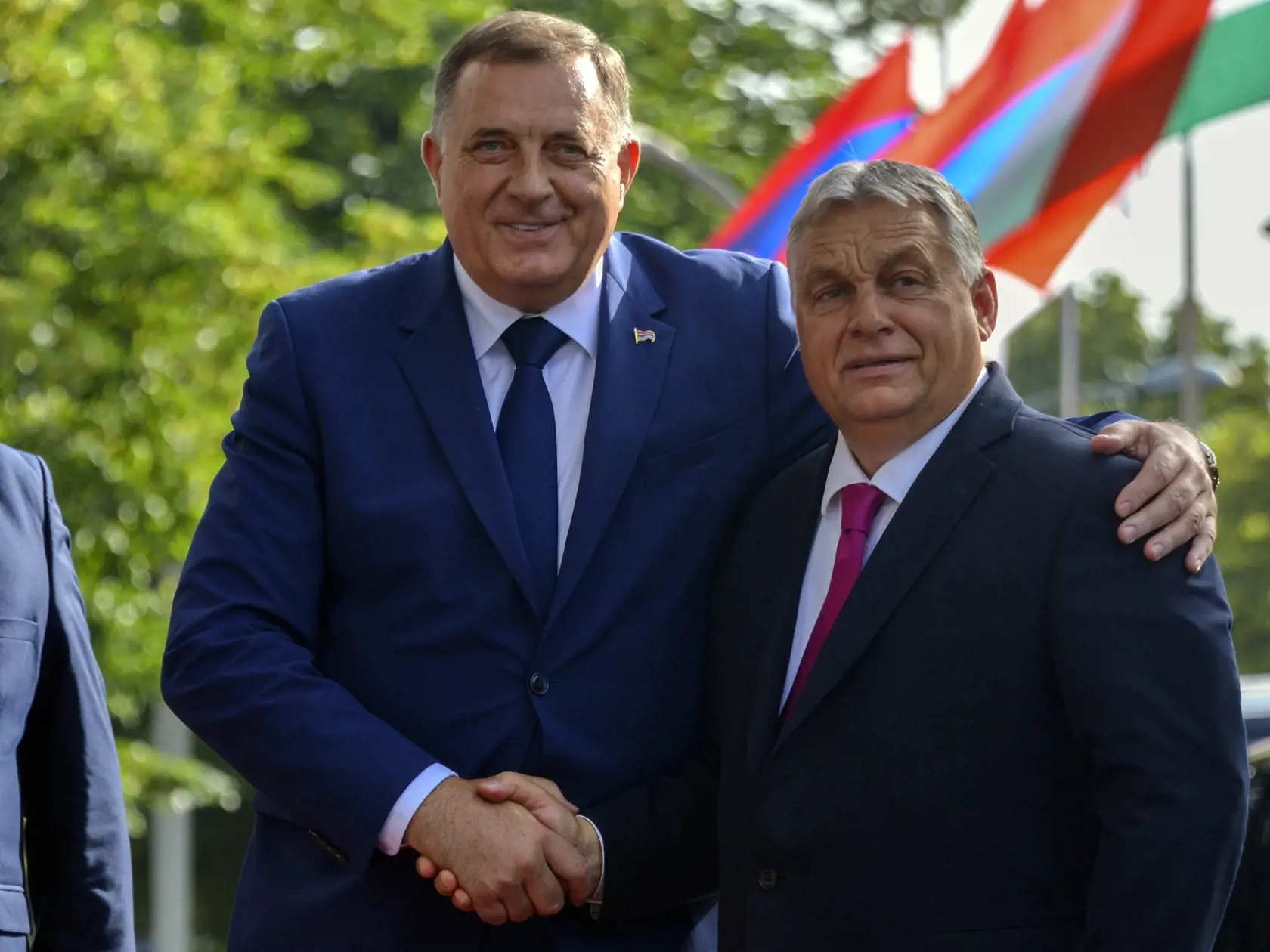 WA 31 Banja Luka - Líder bosnianskych Srbov Milorad Dodik (vľavo) a maďarský premiér Viktor Orbán pózujú počas uvítacej ceremónie v bosnianskom meste Banja Luka vo štvrtok 22. júna 2023. Orbán vyhlásil, že EÚ by mala Bosne a ďalším krajinám západného Balkánu ponúknuť rýchlejšie členstvo. FOTO TASR/AP

Bosnian Serb leader Milorad Dodik, left, poses with Hungarian Prime Minister Viktor Orban during a welcome ceremony in the Bosnian town of Banja Luka, 240 kms northwest of Sarajevo, Thursday, June 