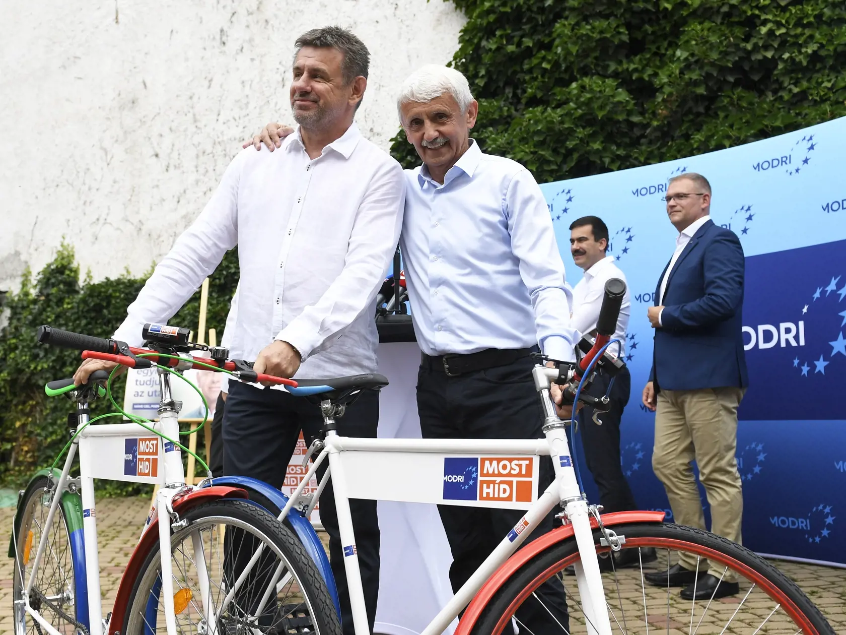 Predstavenie kandidátky a prvá etapa (aj bicyklovej) kampane strany Modrí, Most-Híd v Košiciach 30. júna 2023. Na snímke sprava Mikuláš Dzurinda a László Sólymos. FOTO TASR - František Iván