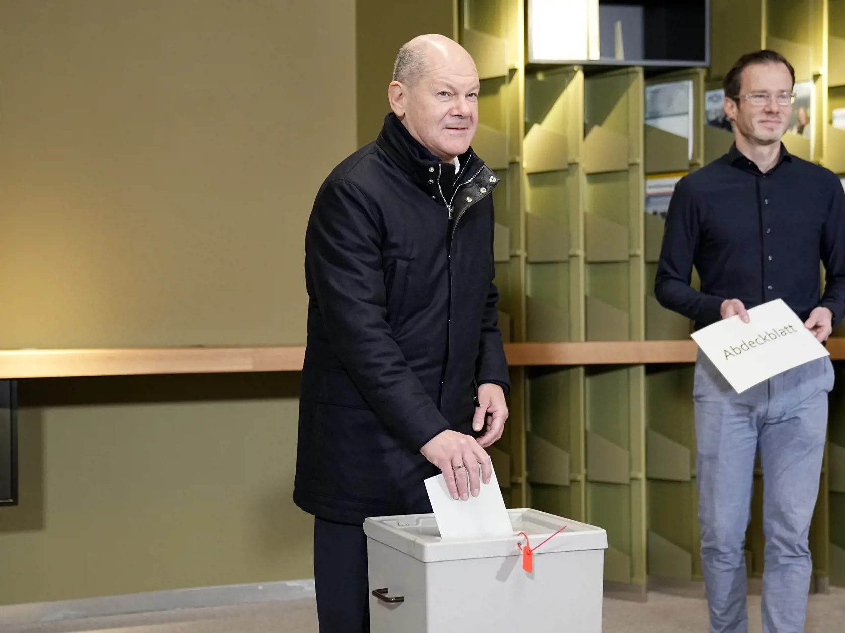 Nemecký kalcelár Olaf Scholz vhadzuje hlasovací lístok vo volebnej miestnosti počas predčasných parlamentných volieb v Nemecku v nedeľu 23. februára 2025 v Berlíne.