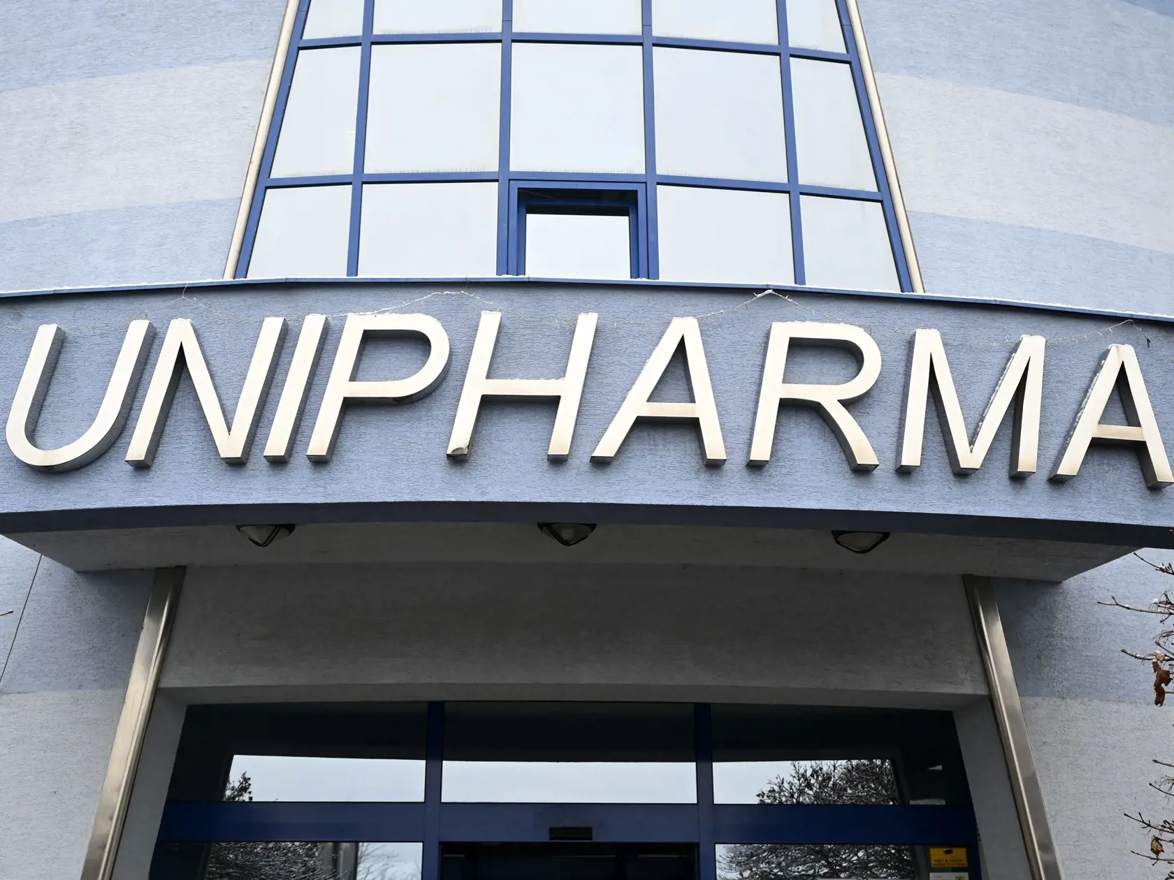 Balenia očkovacích látok proti ochoreniu COVID-19 od výrobcu AstraZeneca sú už v distribučnom sklade lekárnickej akciovej spoločnosti Unipharma, 10. februára 2021 v Bojniciach. Na snímke logo distribútora Unipharma a.s. na budove sídla spoločnosti. FOTO TASR - Radovan Stoklasa