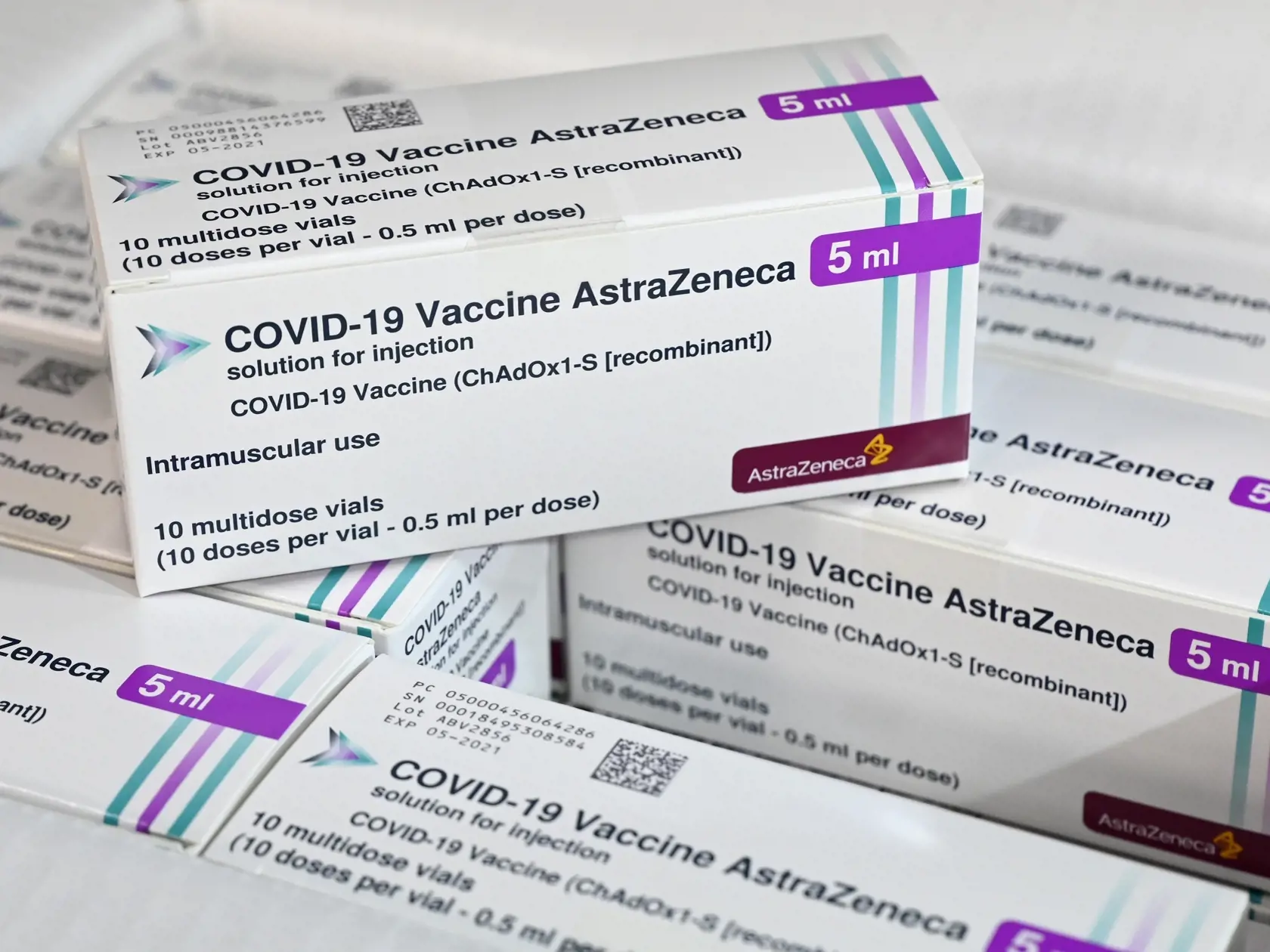 Balenia očkovacích látok proti ochoreniu COVID-19 od výrobcu AstraZeneca sú už v distribučnom sklade lekárnickej akciovej spoločnosti Unipharma 10. februára 2021 v Bojniciach. FOTO TASR - Radovan Stoklasa