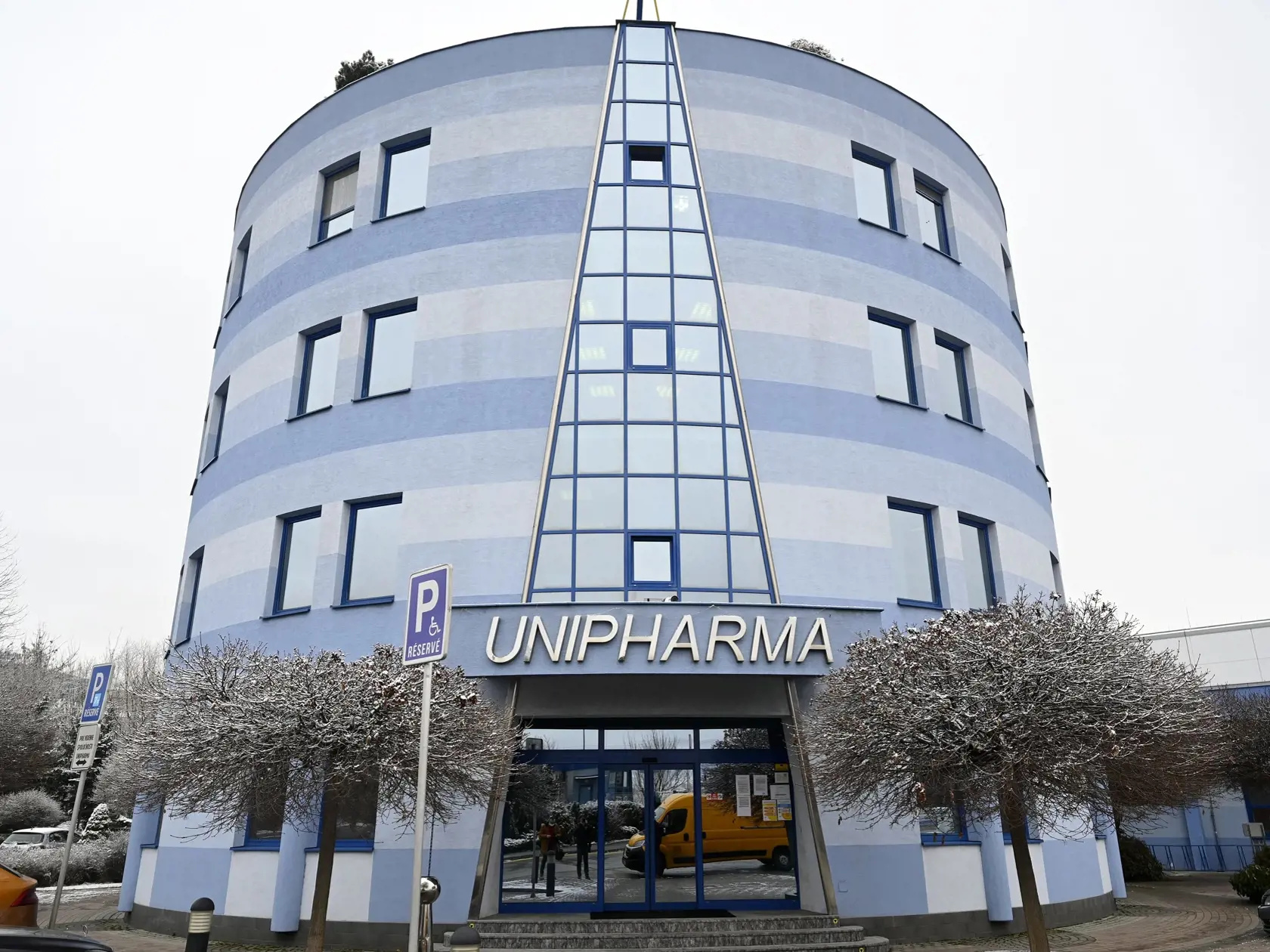 Balenia očkovacích látok proti ochoreniu COVID-19 od výrobcu AstraZeneca sú už v distribučnom sklade lekárnickej akciovej spoločnosti Unipharma, 10. februára 2021 v Bojniciach. Na snímke sídlo distribútora spoločnosti Unipharma a.s. FOTO TASR - Radovan Stoklasa