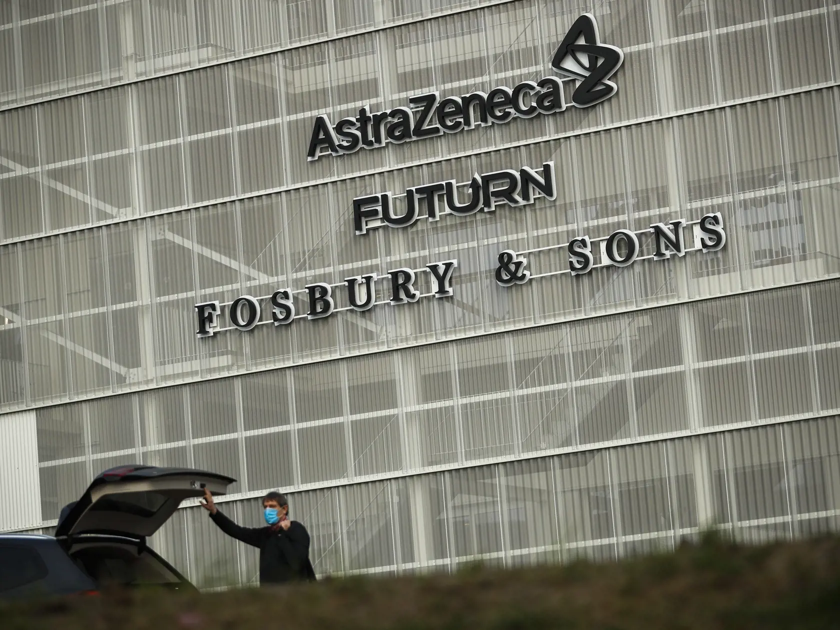 KK13 Brusel - Na snímke budova spoločnosti AstraZeneca v Bruseli 29. januára 2021. Zmluva Európskej únie so spoločnosťou AstraZeneca na dodávky vakcín proti ochoreniu COVID-19 obsahuje záväzné ustanovenia. Upozornila v piatok predsedníčka Európskej komisie (EK) Ursula von der Leyenová v očakávaní, že Európska agentúra pre lieky (EMA) v priebehu dňa schváli licenciu pre vakcínu od AstraZeneca pre európsky trh.  Von der Leyenovej vyhlásenie prichádza v čase keď Únia vyvíja tlak na výrobcu, aby spl