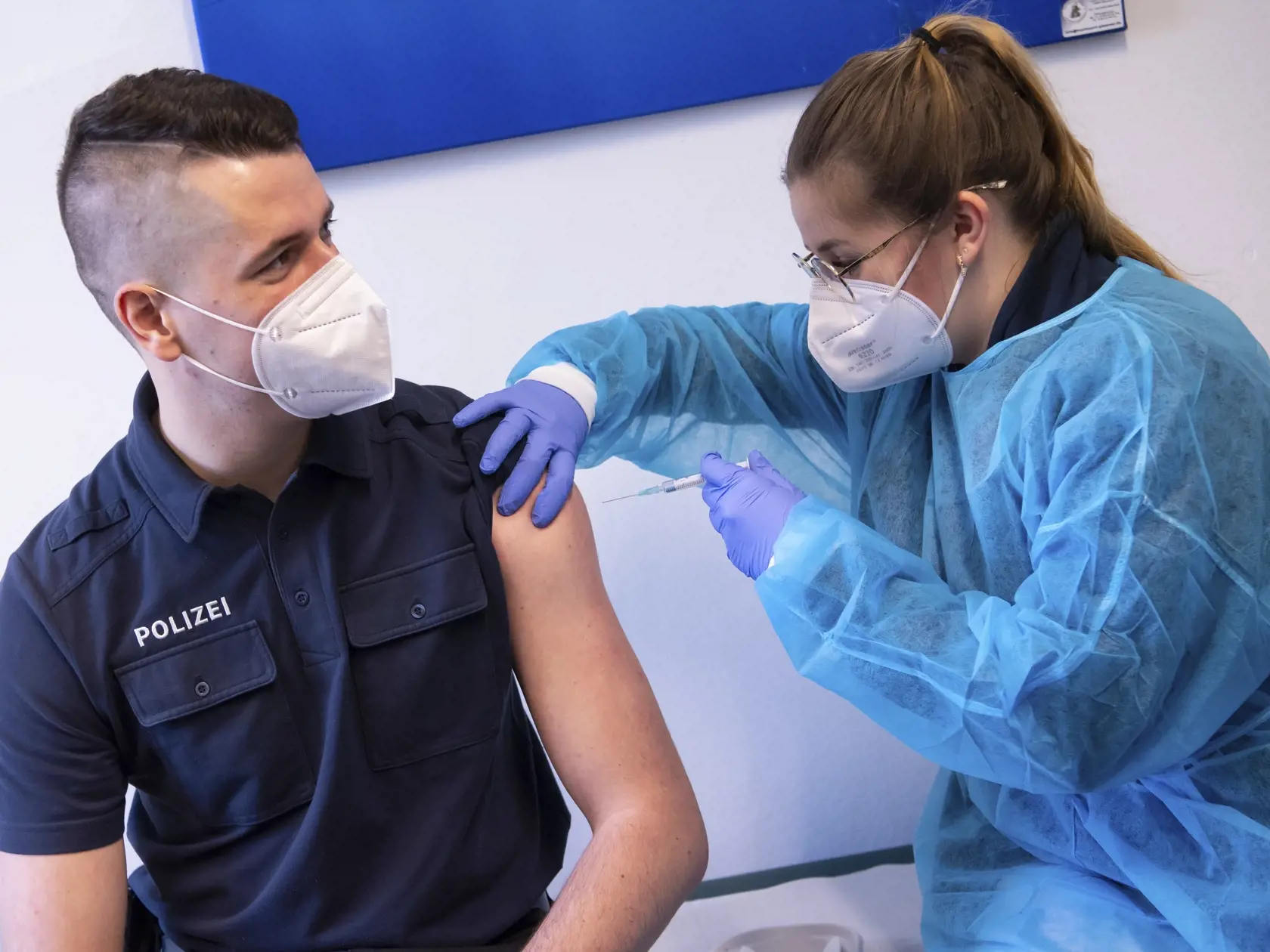 JB 2 Mníchov - Zdravotníčka podáva vakcínu proti ochoreniu COVID-19 od spoločnosti AstraZeneca policajtovi počas očkovania policajtov vo vakcinačnom centre v Mníchove 2. marca 2021. V Bavorsku začali s vakcináciou príslušníkov policajných zložiek. FOTO TASR/AP

A police officer receives an injection with AstraZeneca's COVID-19 vaccine in Munich, Germany, Tuesday, March 2, 2021. German federal state Bavaria start with the vaccinating of all police employees (Sven Hoppe/dpa via AP)