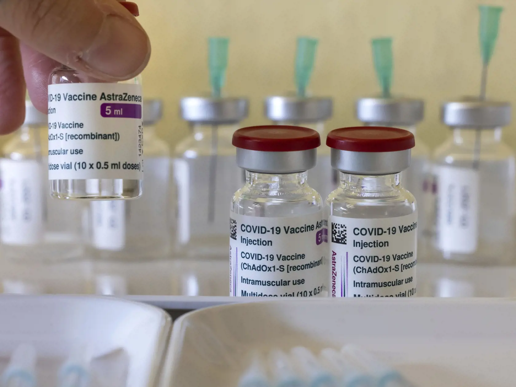 WA 30 Apolda - Na snímke ampulky s vakcínou proti ochoreniu COVID-19 od britskej farmaceutickej spoločnosti AstraZeneca v nemeckom meste Apolda v nedeľu 28. februára 2021. FOTO TASR/AP  

AstraZeneca's vaccines are ready for Corona vaccination at the vaccination center. in Apolda, Germany, Sunday, Feb.28, 2021.  A total of 5350 employees at elementary and special schools as well as kindergartens are expected to receive their first Corona vaccination at the Thuringian vaccination centers today. (