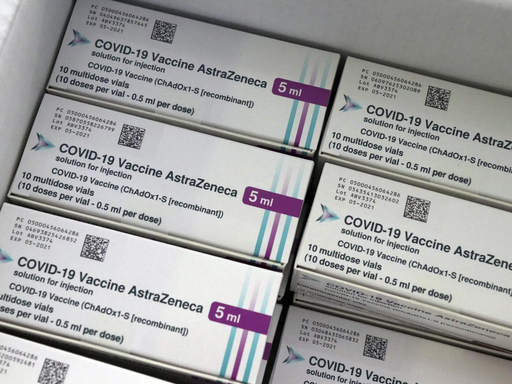 KK15 Miškovec - Na snímke balíky vakcín proti ochoreniu Covid-19 od spoločnosti AstraZeneca počas dodávky ďalších vakcín od spoločností AstraZeneca a Moderna na Úrade verejného zdravotníctva v maďarskom Miškolci 2. marca 2021. FOTO TASR/AP
Packets of Oxford/AstraZeneca COVID-19 vaccine are seen at the Public Health Department of the Borsod-Abauj-Zemplen County Government Office in Miskolc, Hungary, Tuesday, March 2, 2021, after the arrival of an another consignment of AstraZeneca and Moderna vac
