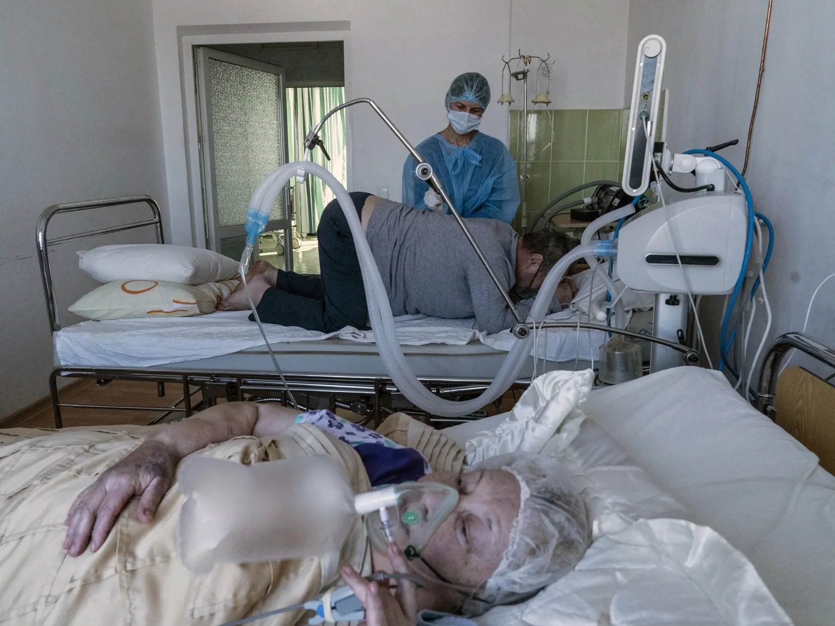 WA 32 Kolomija - Pacientka s ochorením COVID-19 dýcha prostredníctvom kyslíkovej masky v nemocnici v meste Kolomija na západe Ukrajiny v utorok 23. februára 2021. Na Ukrajinu v utorok dorazili prvé dávky vakcíny proti koronavírusu spôsobujúcemu ochorenie COVID-19. Krajina získala 500.000 dávok vakcíny od spoločnosti AstraZeneca vyrobených v Indii. Prvú dodávku vakcín na Ukrajinu predtým viackrát odložili. FOTO TASR/AP

An elderly woman suffering from COVID-19 breathes with the help of an oxygen 