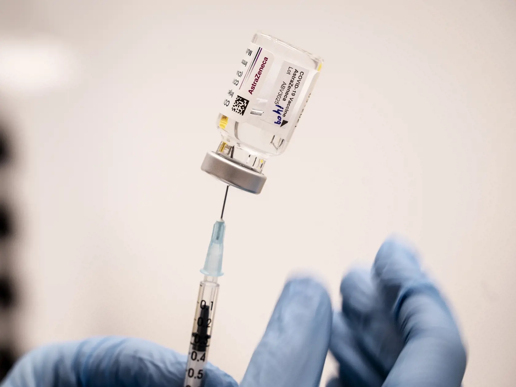 JB 47 Kodaň - Zdravotník drží ampulku s vakcínou proti ochoreniu COVID-19 od spoločnosti AstraZeneca počas príprav na očkovanie vo vakcinačnom centre v Kodani 12. februára 2021. Zo začiatku tu bude zaočkovaný len zdravotnícky personál. FOTO TASR/AP

The AstraZeneca vaccine is prepared for administering at Region Hovedstaden's Vaccine Center in Copenhagen, Denmark, Friday Feb. 12, 2021. (Liselotte Sabroe/Ritzau via AP)