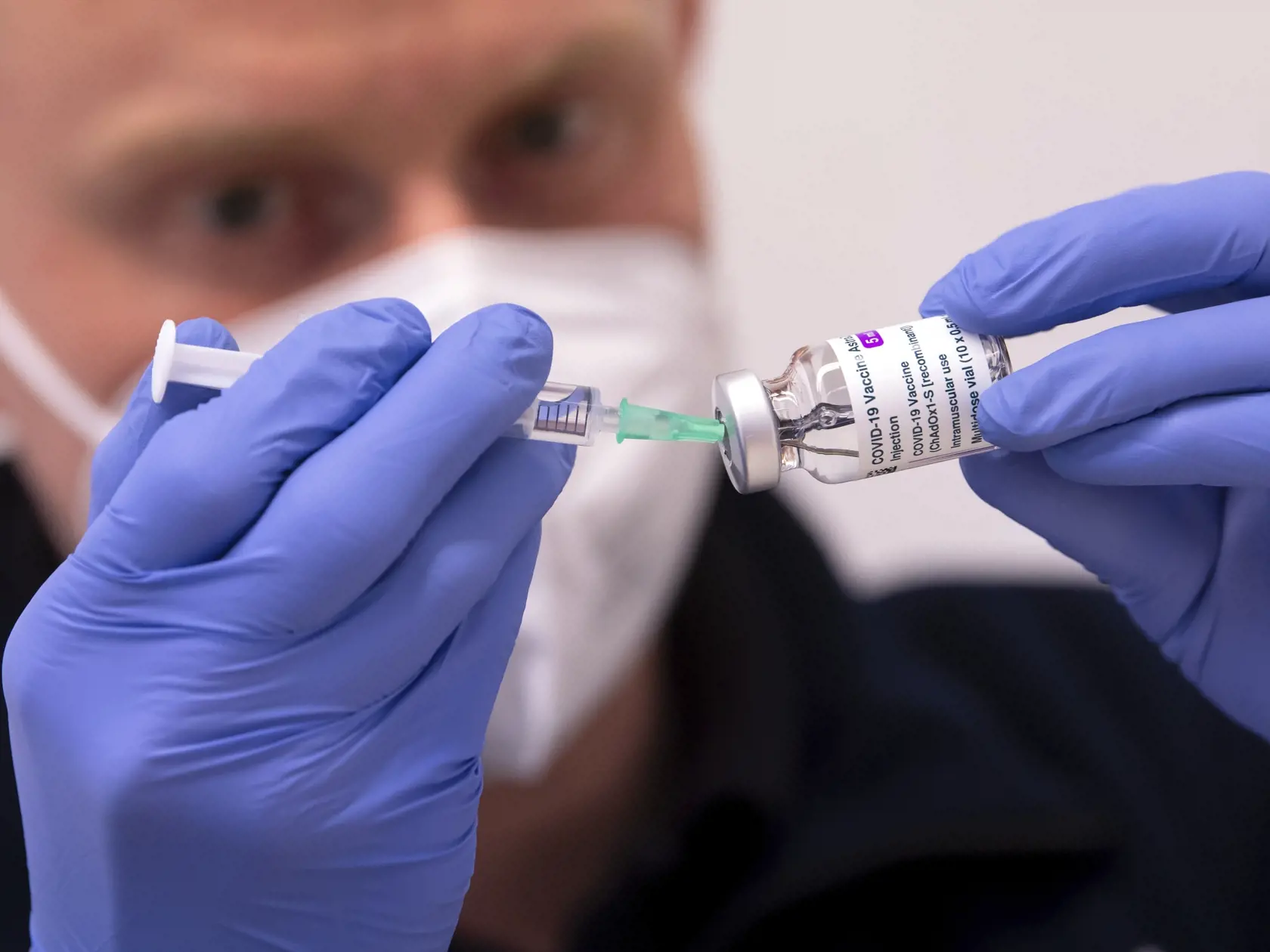 JB 4 Mníchov - Zdravotník pripravuje vakcínu proti ochoreniu COVID-19 od spoločnosti AstraZeneca počas očkovania policajtov vo vakcinačnom centre v Mníchove 2. marca 2021. V Bavorsku začali s vakcináciou príslušníkov policajných zložiek. FOTO TASR/AP

An employee prepares AstraZeneca's Corona vaccine for vaccination at the police vaccination center in Munich, Germany, Tuesday, March 2, 2021. German federal state Bavaria start with the vaccinating of all police employees. (Sven Hoppe/dpa via AP)