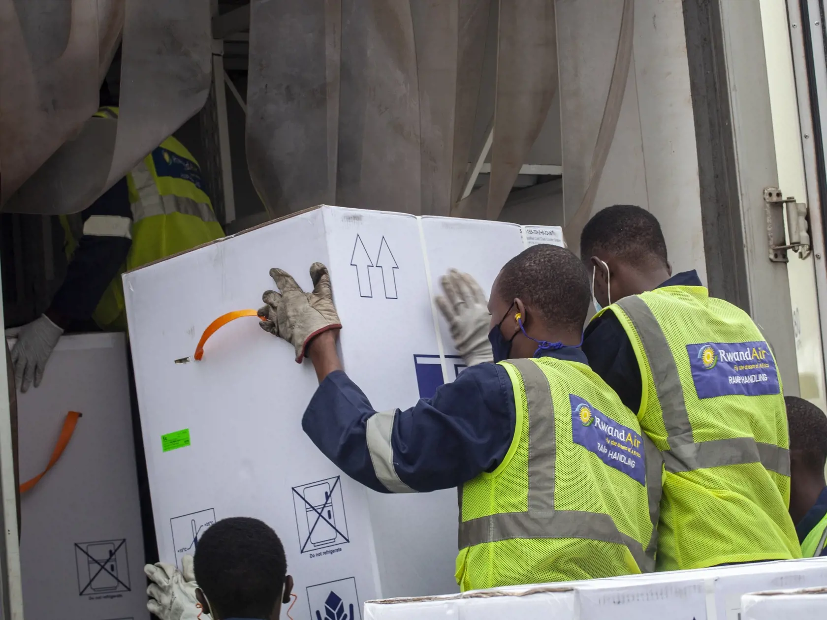 WA 34 Kigali - Zamestnanci letiska vykladajú prvú dodávku vakcíny proti ochoreniu COVID-19 od spoločnosti AstraZeneca na letisku Kigali v Rwande v stredu 3. marca 2021. Viacero afrických krajín v stredu dostalo prvé dlhoočakávané dodávky vakcín proti ochoreniu COVID-19. Do Kene, Rwandy, Senegalu a Lesotha dorazili vakcíny cez medzinárodný program COVAX. FOTO TASR/AP 

AstraZeneca COVID-19 vaccines are received by airport workers at the airport in Kigali, Rwanda Wednesday, March 3, 2021. More Afr