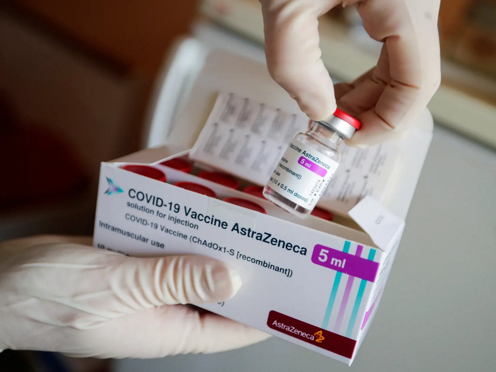 WA 1 Senftenberg - Na snímke lekár vyťahuje z krabičky ampulku vakcíny proti ochoreniu COVID-19 od spoločnosti AstraZeneca v nemeckom meste Senftenberg v stredu 3. marca 2021. Nemecko vo štvrtok 4. marca oficiálne schválilo protikoronavírusovú vakcínu od spoločnosti AstraZeneca aj pre ľudí starších ako 65 rokov. Nemecká komisia pre očkovanie ešte koncom januára odporučila, aby sa vakcína vyvinutá spoločnosťou AstraZeneca podávala len osobám vo veku od 18 do 65 rokov. Ide o jednu z troch schválen