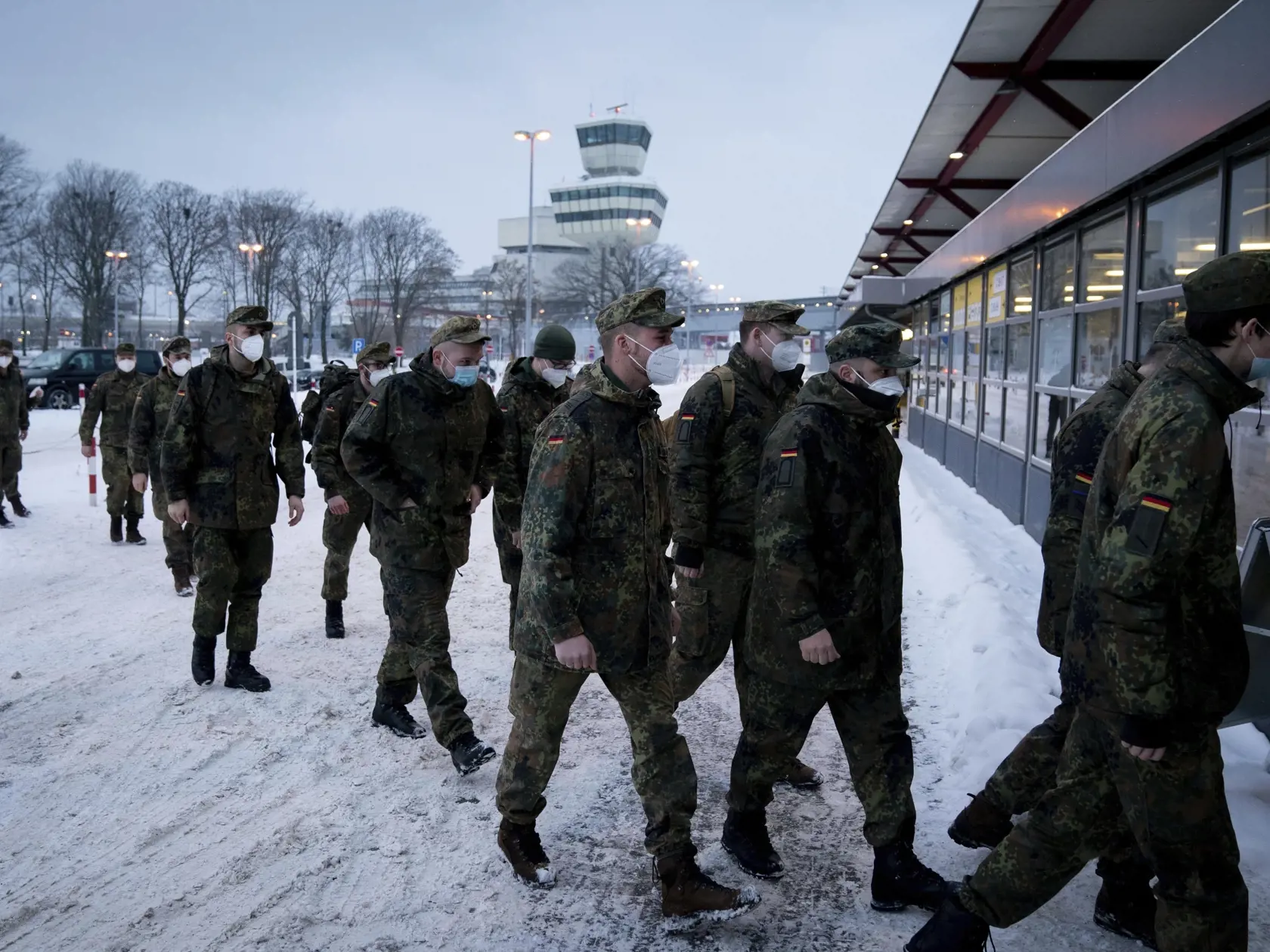 JB 27 Berlín - Vojaci Bundeswehru s ochrannými rúškami a respirátormi prichádzajú do vakcinačného centra na letisku Tegel v Berlíne 10. februára 2021 na očkovanie vakcínou proti ochoreniu COVID-19 od spoločnosti AstraZeneca. Zo začiatku tu bude zaočkovaný len zdravotnícky personál. FOTO TASR/AP

Bundeswehr soldiers wearing mouth-nose coverings go to the fourth vaccination centre in Berlin, located in Terminal C of the former Tegel Airport, Germany, Wednesday, Feb.10, 2021.  Here, at the beginnin