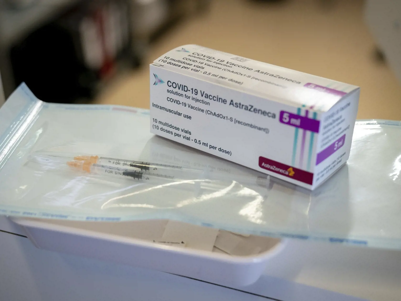 JB 26 Berlín - Striekačky a balenie s vakcínou proti ochoreniu COVID-19 od spoločnosti AstraZeneca počas príprav na očkovanie vo vakcinačnom centre na letisku Tegel v Berlíne 10. februára 2021. Zo začiatku tu bude zaočkovaný len zdravotnícky personál. FOTO TASR/AP

Syringes and a package with the vaccine from AstraZeneca are ready and waiting at the fourth vaccination center in Berlin at Tegel Airport, Germany, Wednesday, Feb.10, 2021. At the beginning, mainly nursing staff and medical personnel