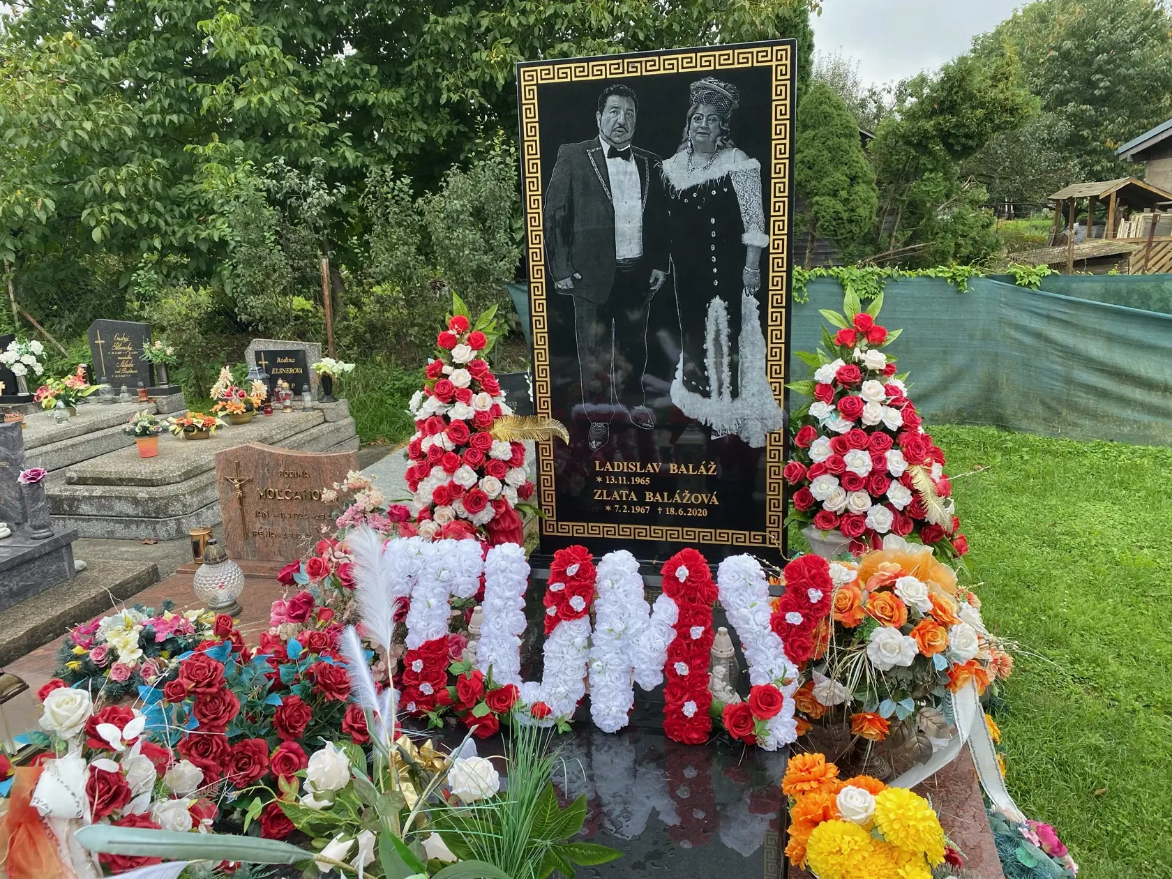 Hrob zosnulej Zlatici Balážovej (†53) zdobí záplava kvetov, nedávno jej tam pozostalí priniesli nápis Ťumy vytvorený z kvetov.