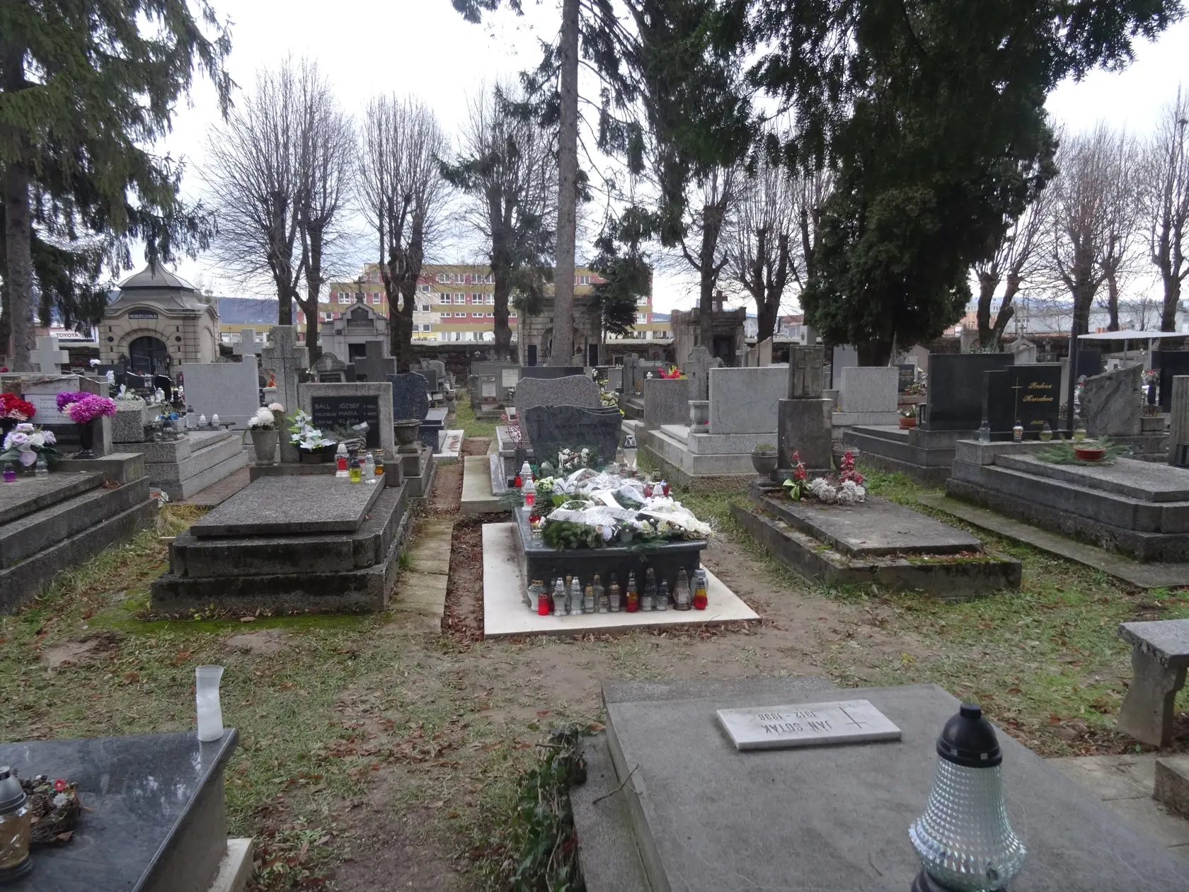 Hrob Moniky Potokárovej je obložený sviečkami a kahancami.