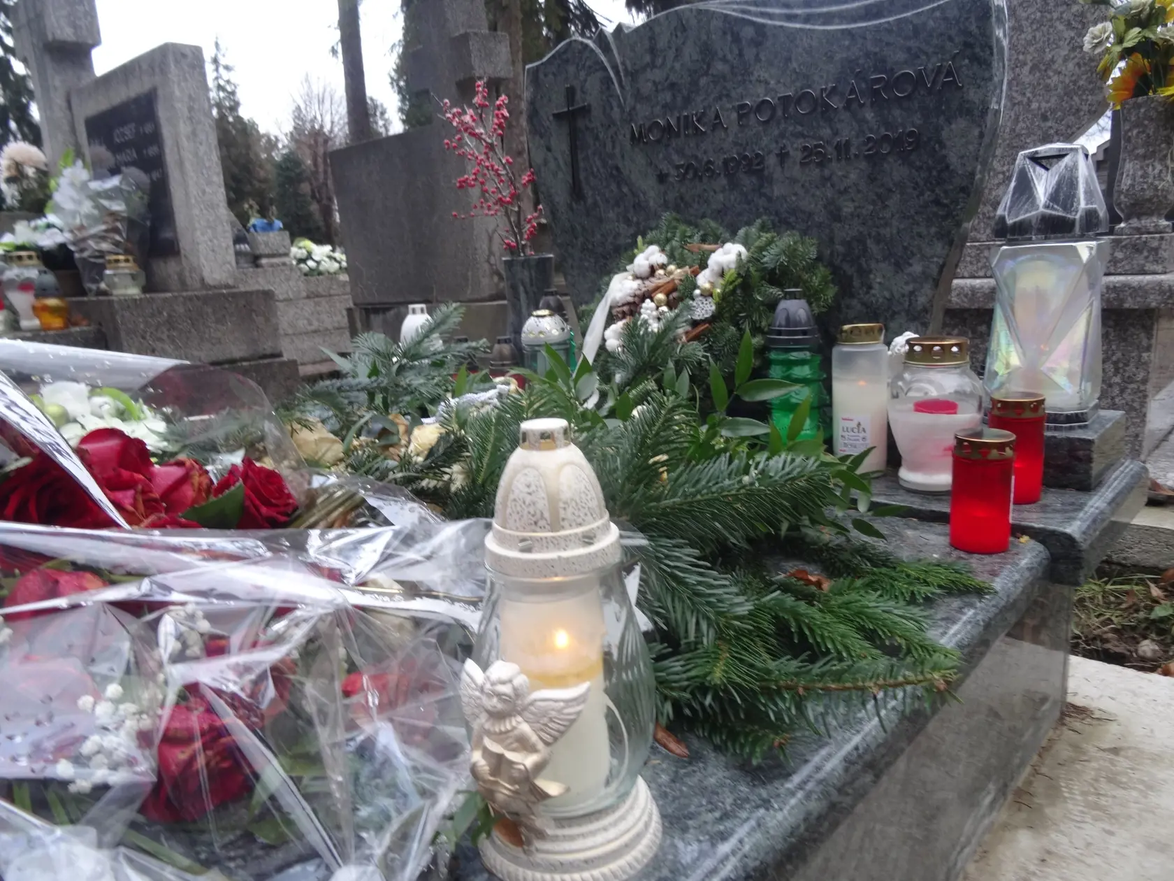Množstvo sviec a kvetov dáva tušiť, že príbuzní navštívili hrob Moniky aj počas vianočných sviatkov. (archívne foto)