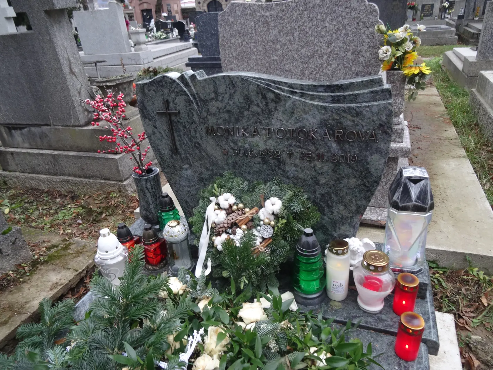 Údaje na tabuli sú takmer nečitateľné. Keďže tmavé písmená splývajú s rovnakým farebným podkladom.(archívne foto)