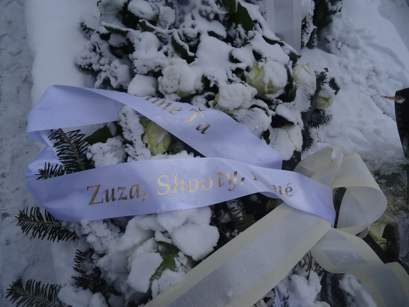 Zuzana Fialová poslala na pohreb Moniky krásny veniec.