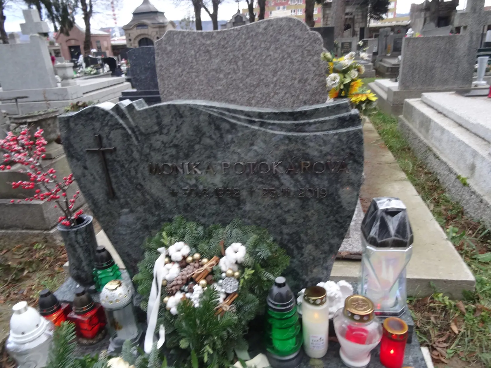 Údaje na tabuli sú takmer nečitateľné. Keďže tmavé písmená splývajú s rovnakým farebným podkladom.