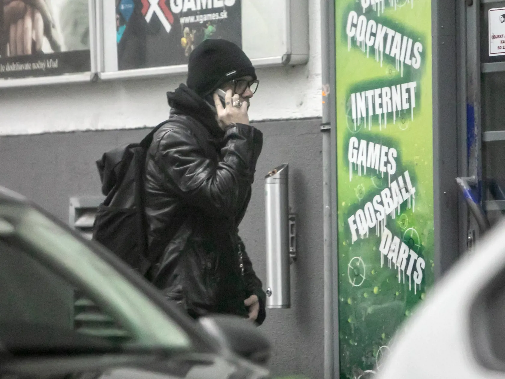 Na snímke herec Robo Roth v okolí svojho bytu potom, čo jeho manželka Monika Potokárová spáchala samovraždu. (archívne foto)