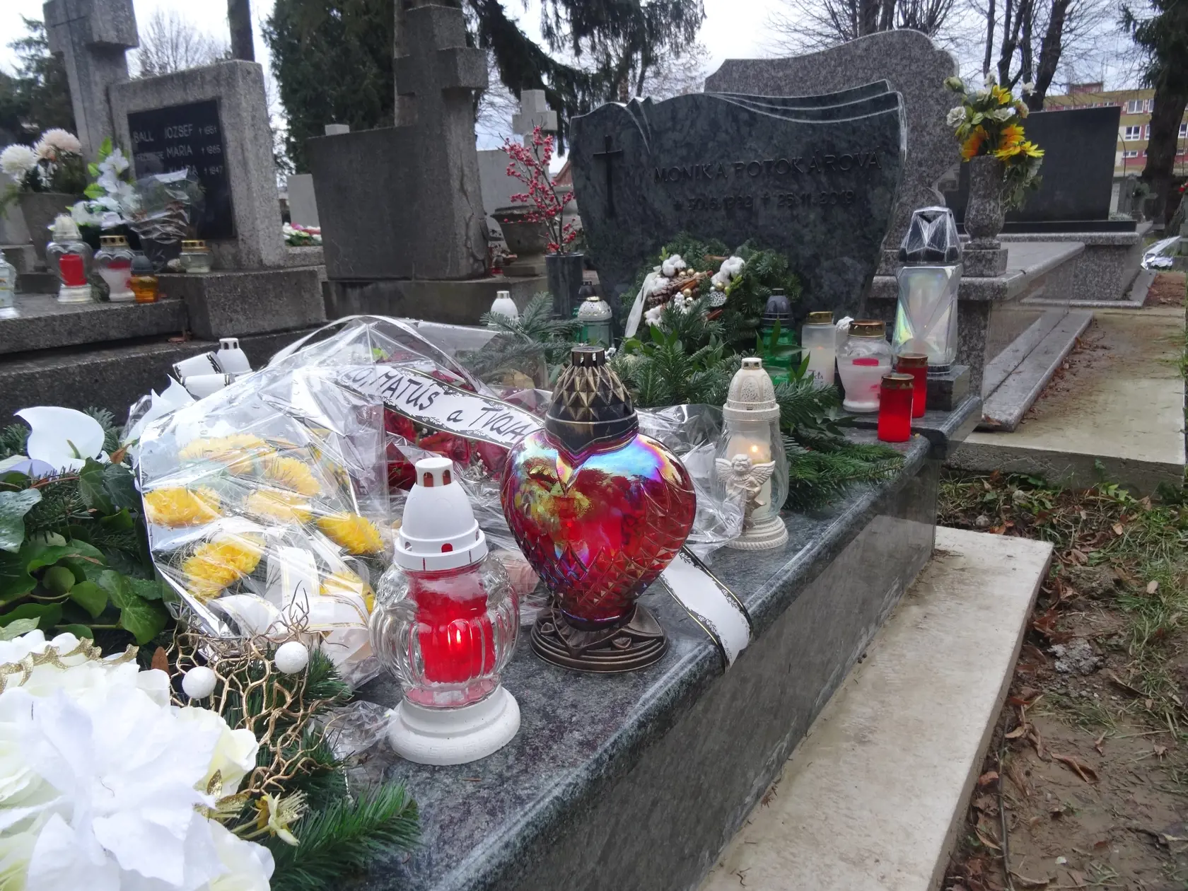 Na hrobe sú honosné kahance jeden z najväčších v dúhovej červenej farbe má tvar srdca. (archívne foto)