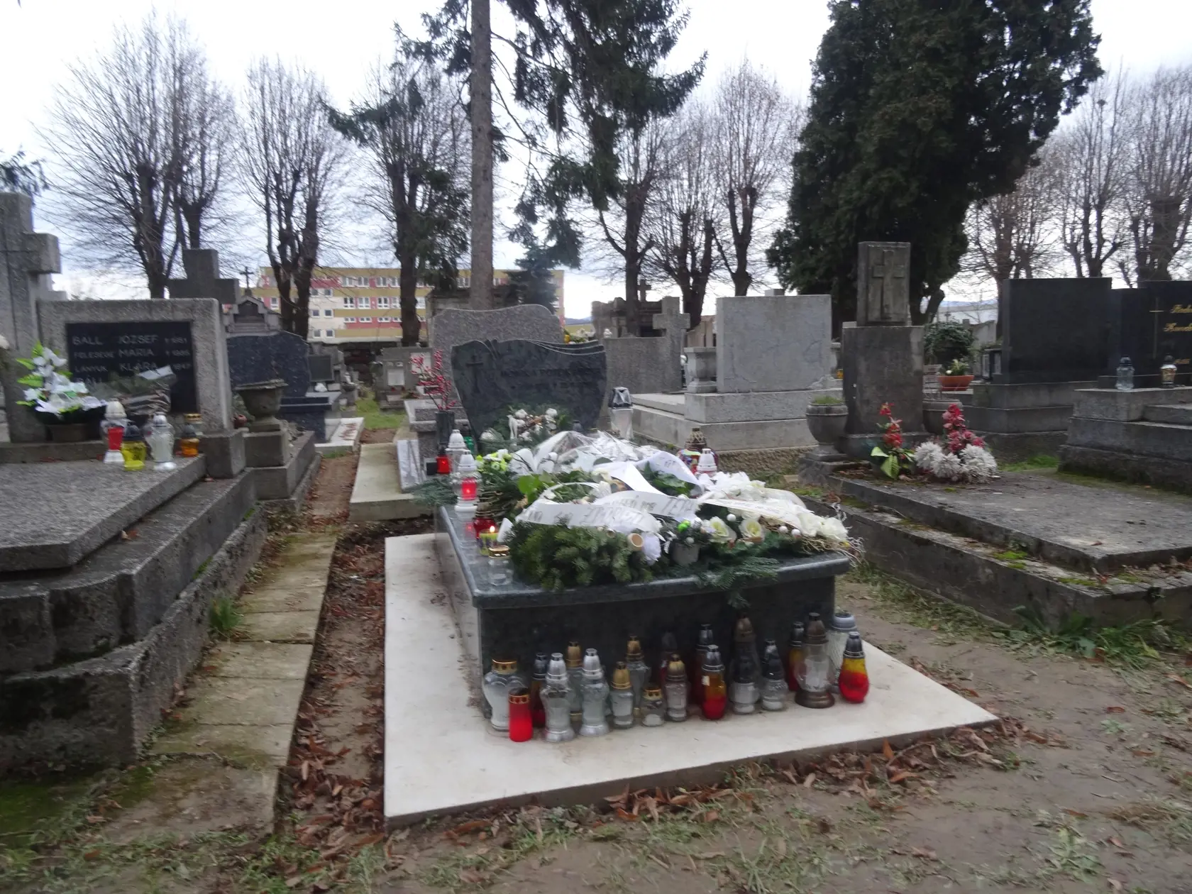 Hrob Moniky Potokárovej bol pri ročnom výročí obsypaný kvetmi a  sviečkami. (archívne foto)
