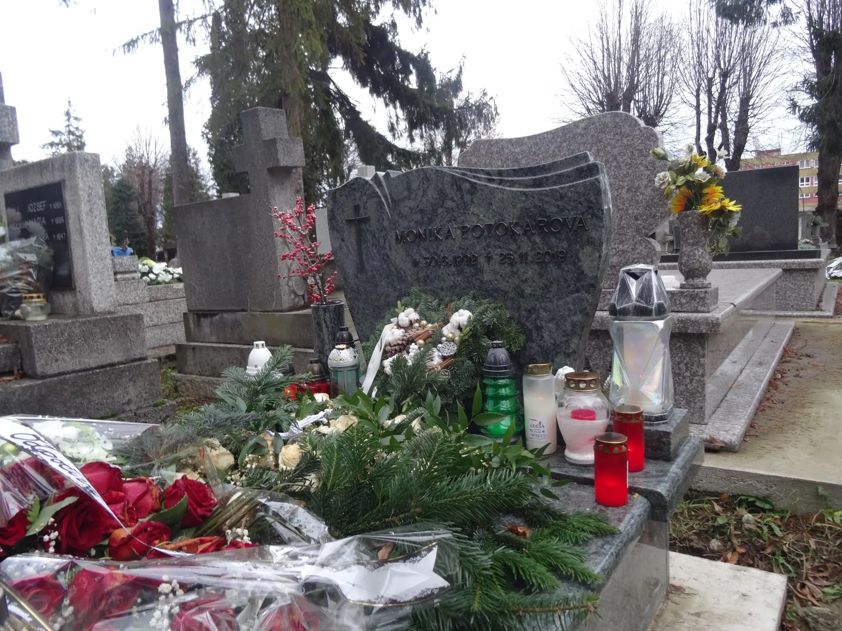 Na hrobe bolo neraz množstvo čerstvých kvetov. (archívne foto)