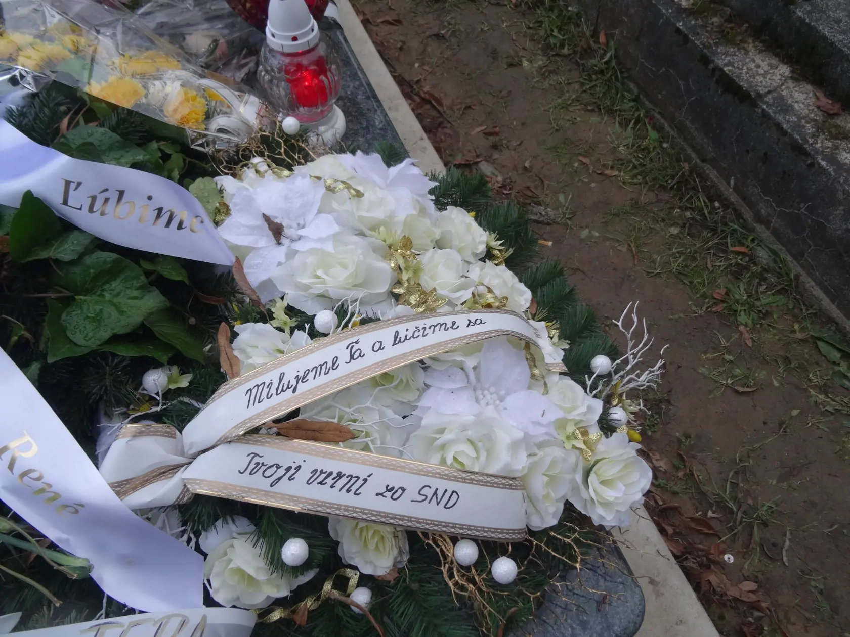 “Milujeme Ťa a lúčime sa, Tvoji verní zo SND.” Tento nápis zdobil veniec z bielych hodvábnych kvetov so zlatými lístočkami. Nevedno, či to bol oficiálny veniec kultúrnej inštitúcie alebo len hŕstky priateľov herečky. (archívne foto)