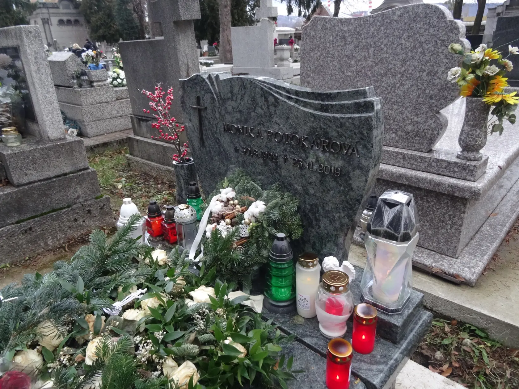 Údaje na tabuli sú takmer nečitateľné. Keďže tmavé písmená splývajú s rovnakým farebným podkladom (archívne foto)