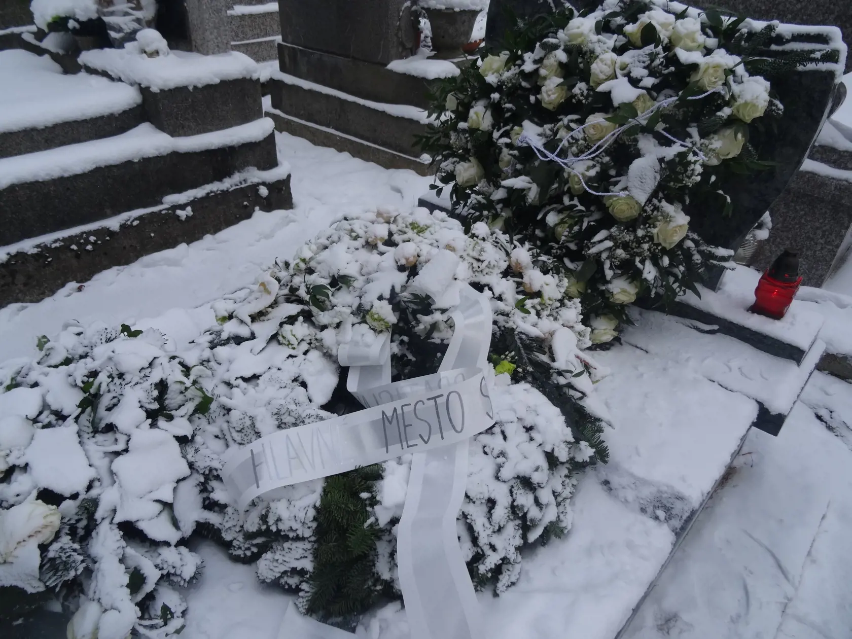 Hrob herečky tesne po pohrebe. (archívne foto)