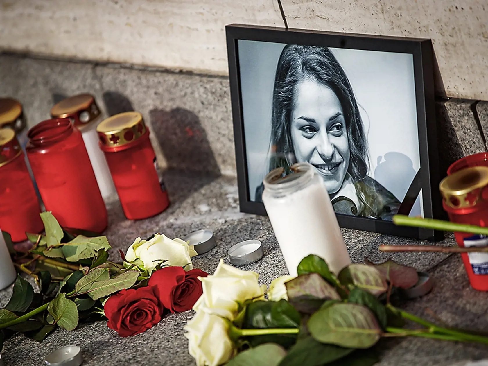 Pred divadlom vytvorili Monikini obdivovatelia pietne miesto. (archívne foto)