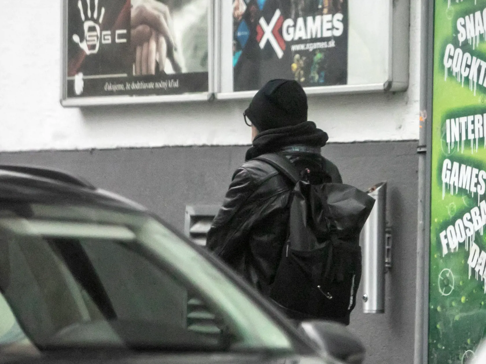 Na snímke herec Robo Roth ,v okolí svojho bytu potom, čo jeho manželka Monika Potokárová spáchala samovraždu. (archívne foto)