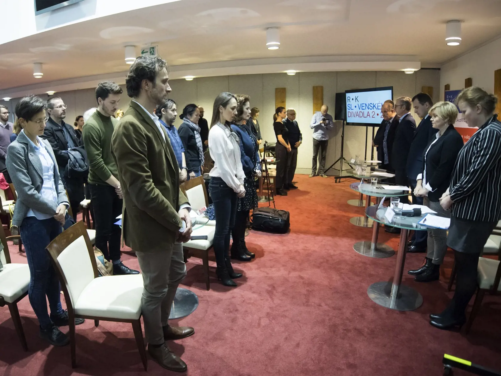 Na snímke účastníci si uctili minútou ticha zosnulú herečku SND Moniku Potokárovú pred tlačovou konferenciou na tému Rok slovenského divadla 2020, 26. novembra 2019 v Bratislave. Slovenská herečka Monika Potokárová náhle zomrela 25. novembra 2019 vo veku 27 rokov. FOTO TASR - Martin Baumann
