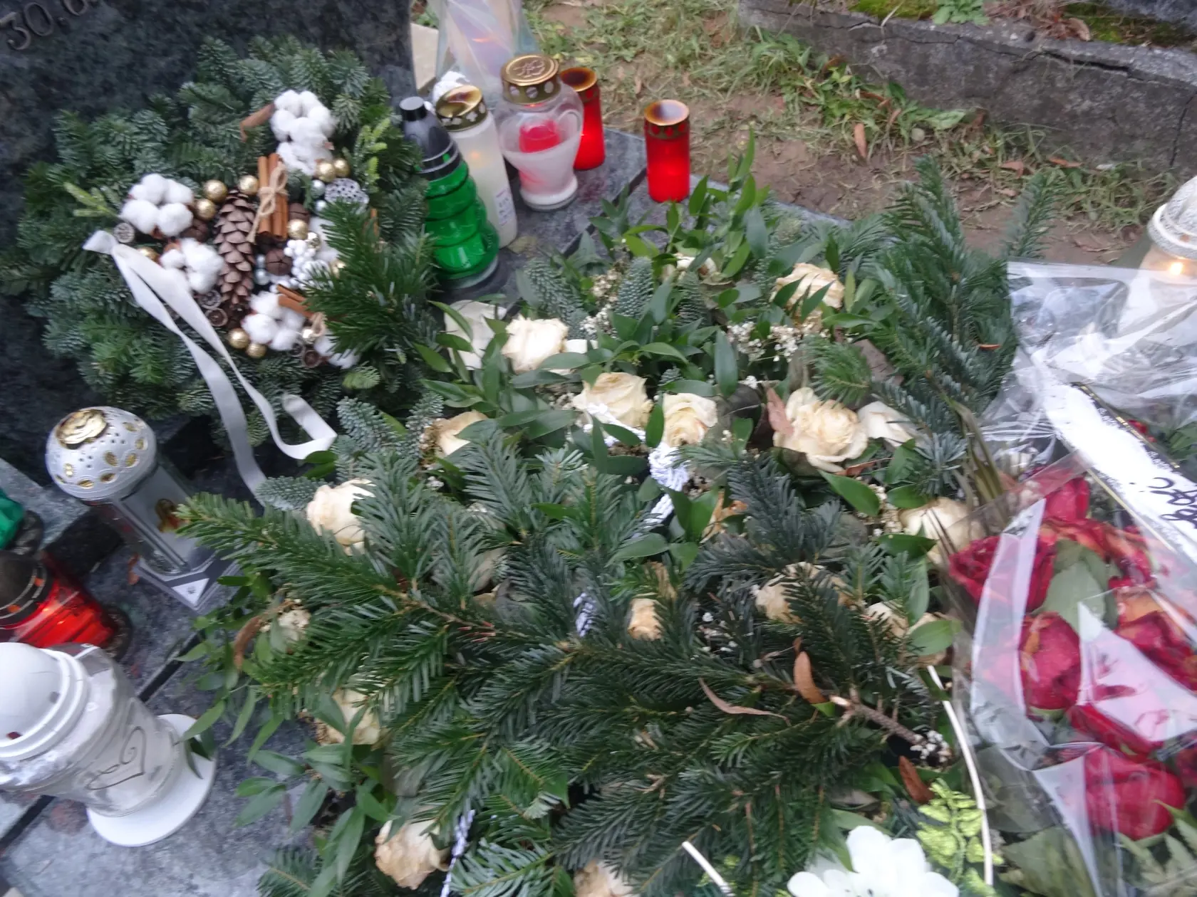 Veniec z bielych ruží v tvare srdca je na hrobe od pohrebu aj napriek tomu, že kvety už zvädli. Zrejme kvôli efektu ich niekto prekryl konárikmi čečiny. (archívne foto)