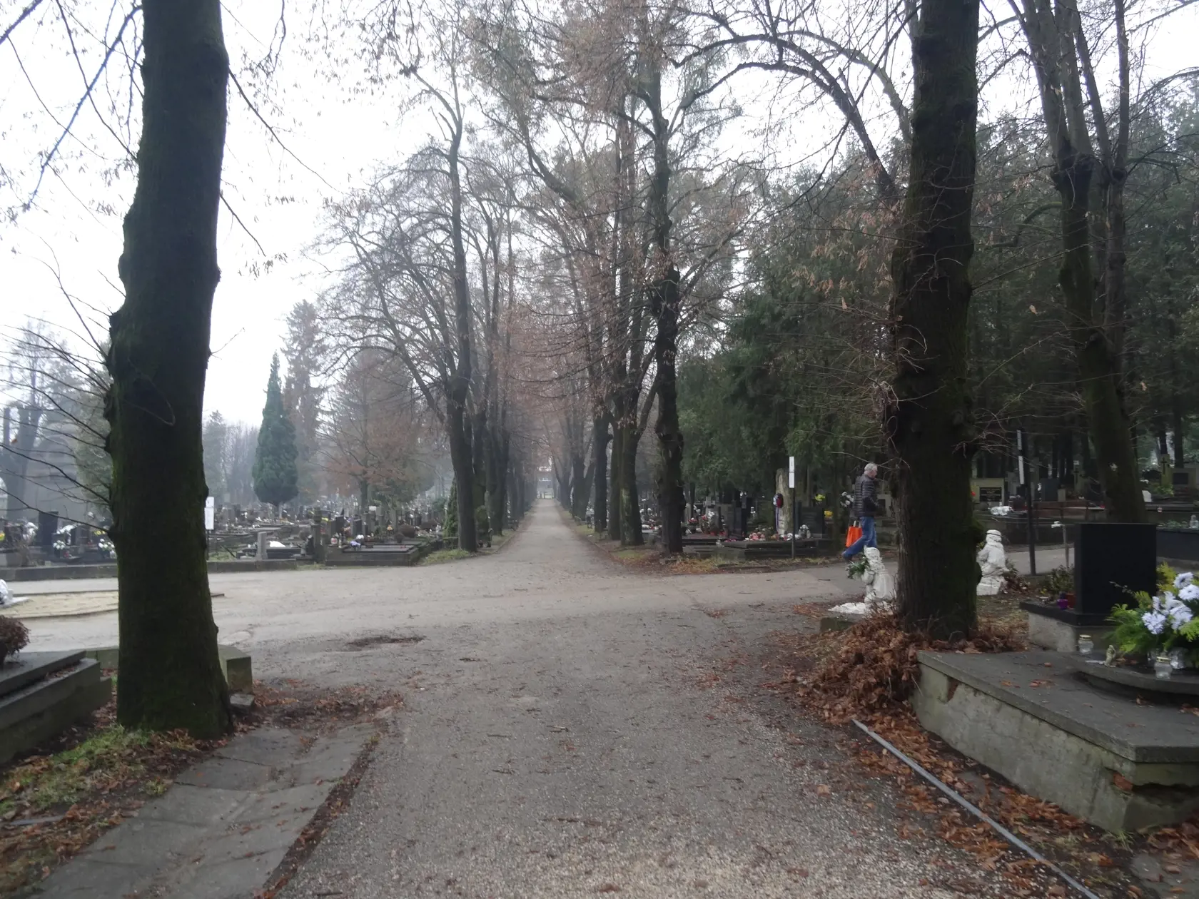 Herečku pochovali v starej časti Verejného cintorína.