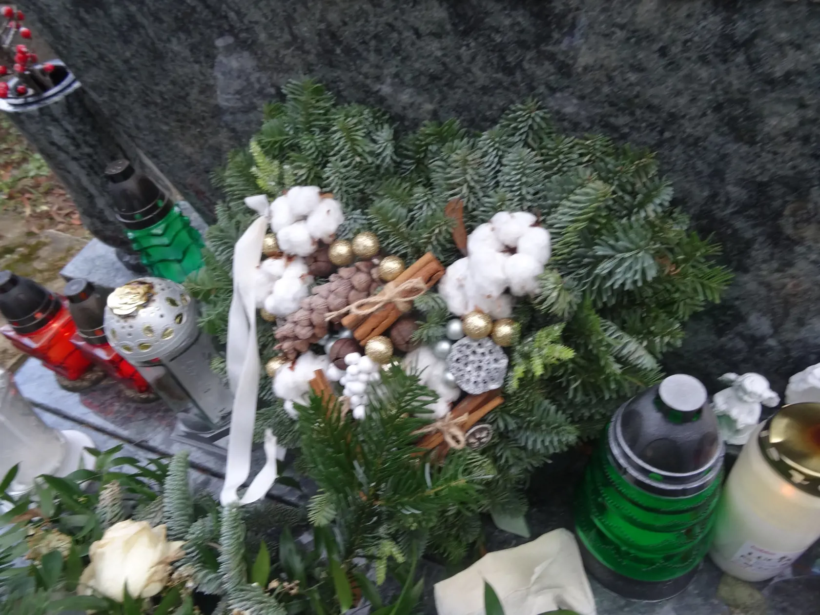 Malé srdiečko z čečiny, šišiek a celej škorice je bez stuhy rovnako ako to pod ním z bielych ruží, ktoré zanechala na hrobu svojej milovanej dcéry a sestry najbližšia rodina. (archív)