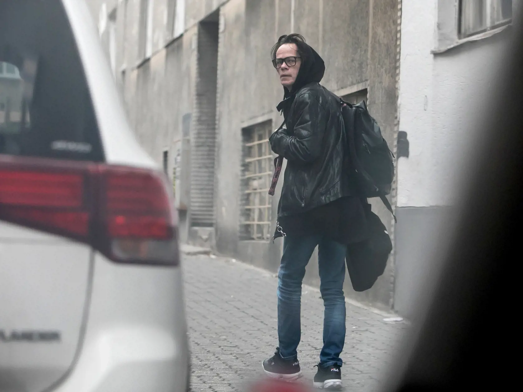 Na snímke herec Robo Roth v okolí svojho bytu potom, čo jeho manželka Monika Potokárová spáchala samovraždu. (archívne foto)