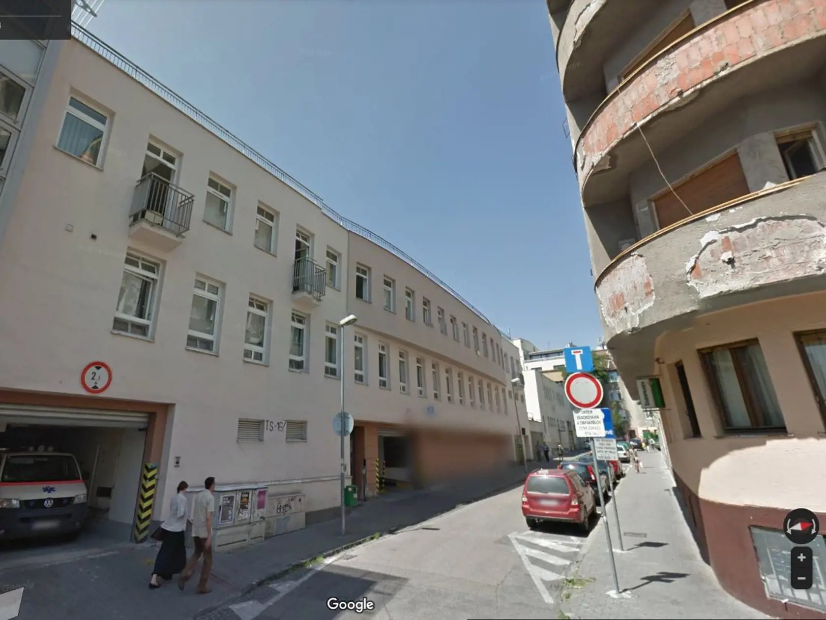 Herečka zomierala v bytovom dome (vpravo) len pár krokov od Univerzitnej nemocnice s poliklinikou Milosrdní bratia v Bratislave.