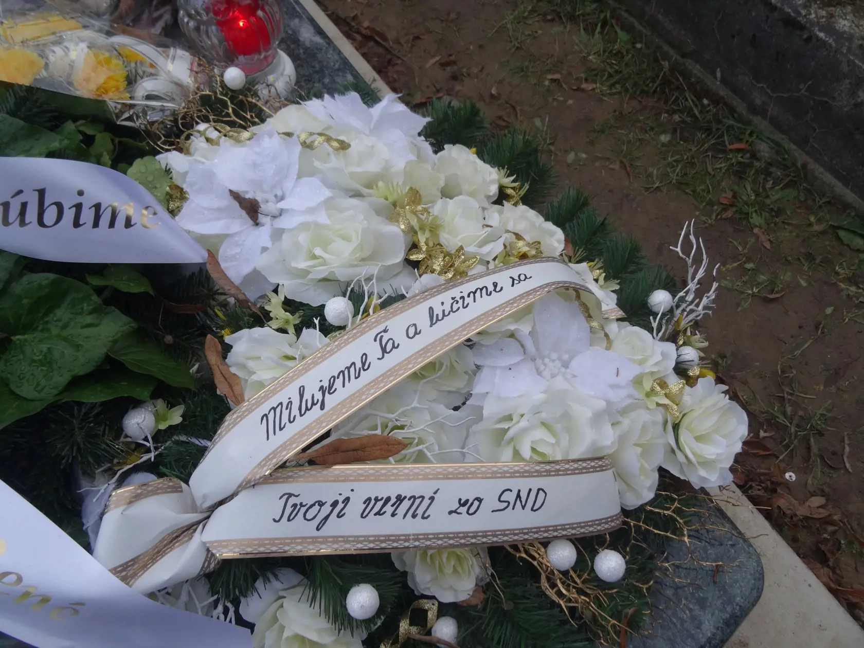 “Milujeme Ťa a lúčime sa, Tvoji verní zo SND.” Veniec s týmto nápisom sa objavil v týchto dňoch vedľa kytice, ktorou si v deň poslednej rozlúčky spomenuli na nebohú herečku Zuzana Fialová, spolu s karikaturistom Martinom Shootym Šútovcom a kamarátom Reném. „Ľúbime ťa. Zuza, Shooty, René.“