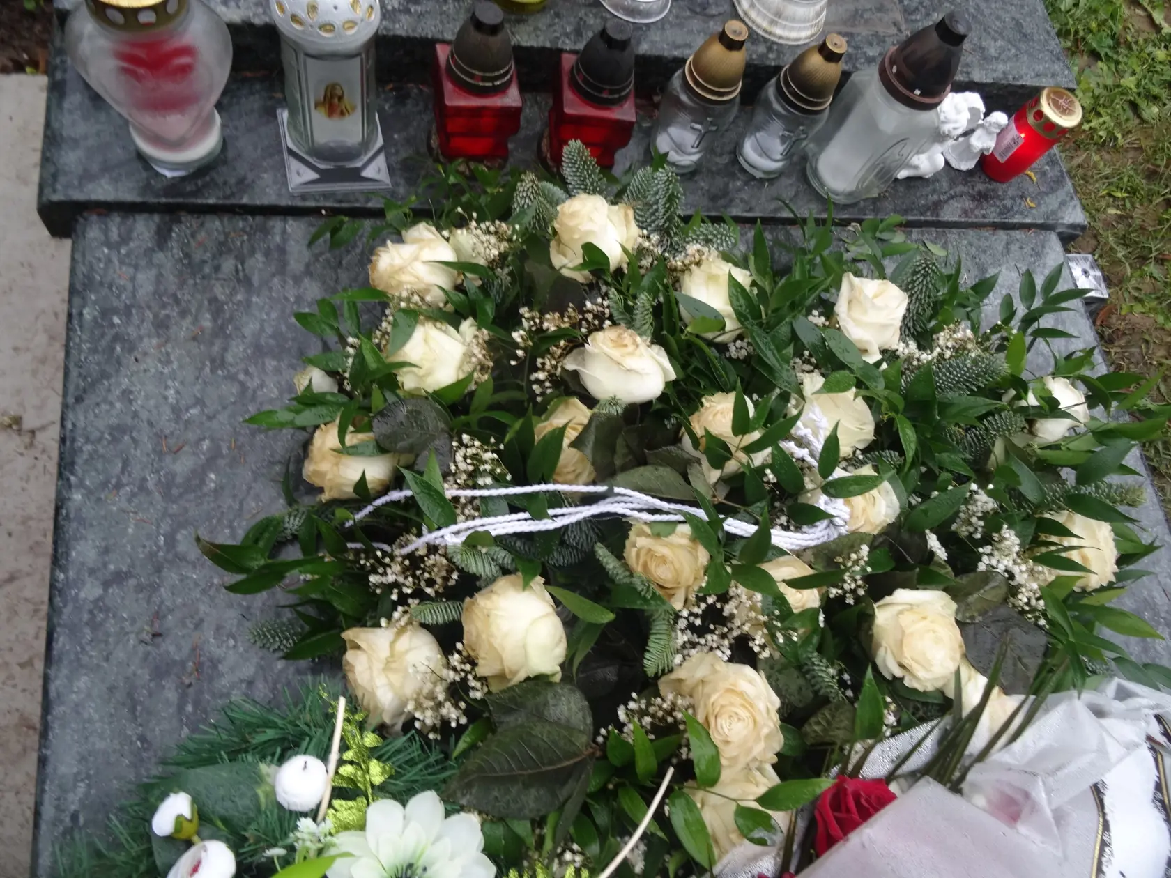 Veniec od rodiny zo živých ruží, v tvare srdca je na hrobe aj teraz. Napriek zvädnutým kvetom ho neodpratali, ale kvôli efektu prekryli konárikmi čečiny.
