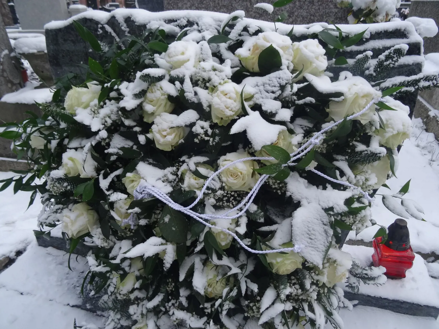 Hrob Moniky Potokárovej. Veniec od rodiny mal tvar srdiečka.