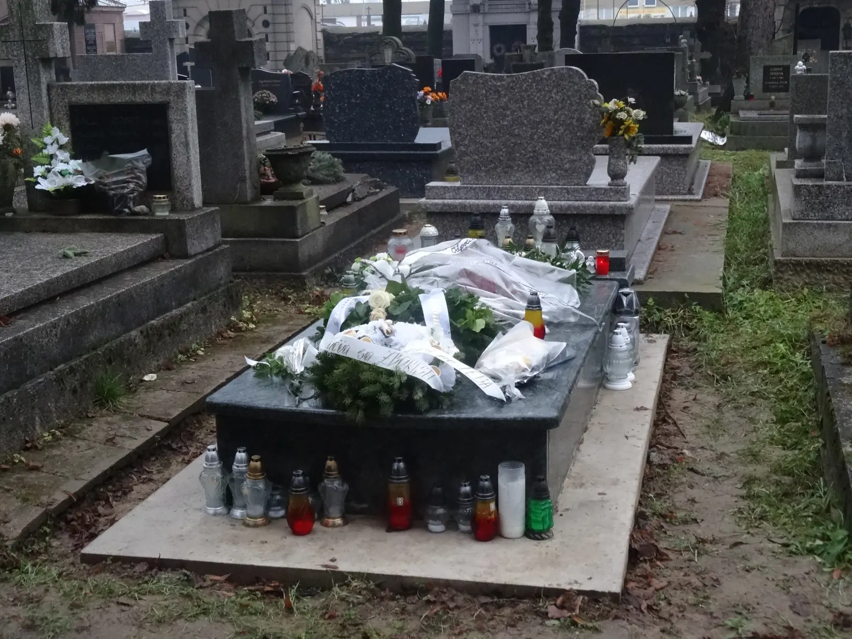 Hrob niekoľko dní pred Vianocami nebol dokončený. Chýbala na ňom tabuľa. (archívne foto)