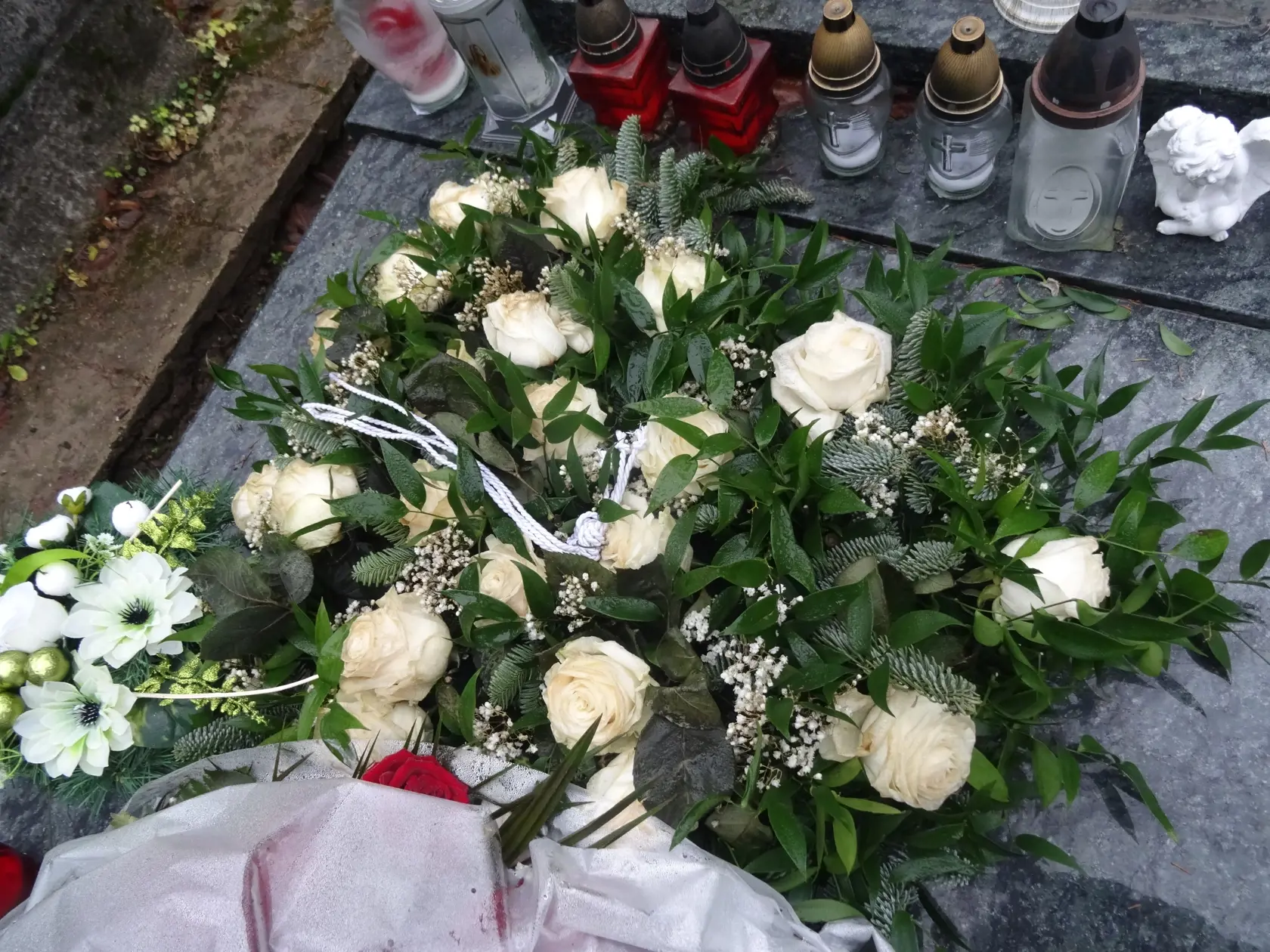 Veniec od rodiny zo živých ruží, v tvare srdca je na hrobe aj teraz. Napriek zvädnutým kvetom ho neodpratali, ale kvôli efektu prekryli konárikmi čečiny.