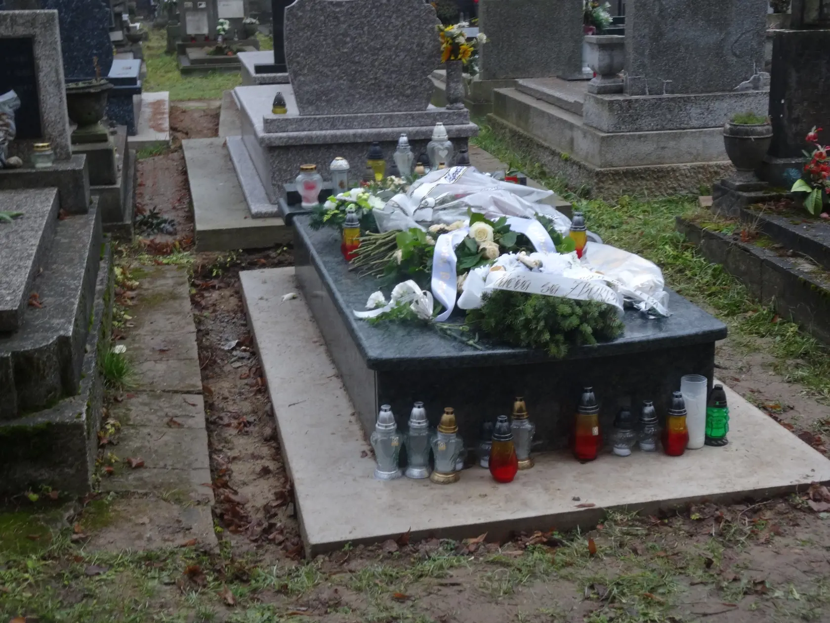 Hrob niekoľko dní pred Vianocami nebol dokončený. Chýbala na ňom tabuľa. (archívne foto.